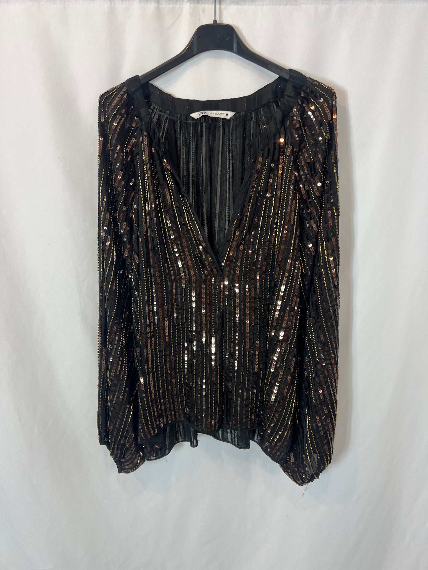 ZARA. Blusa negra lentejuelas. T M
