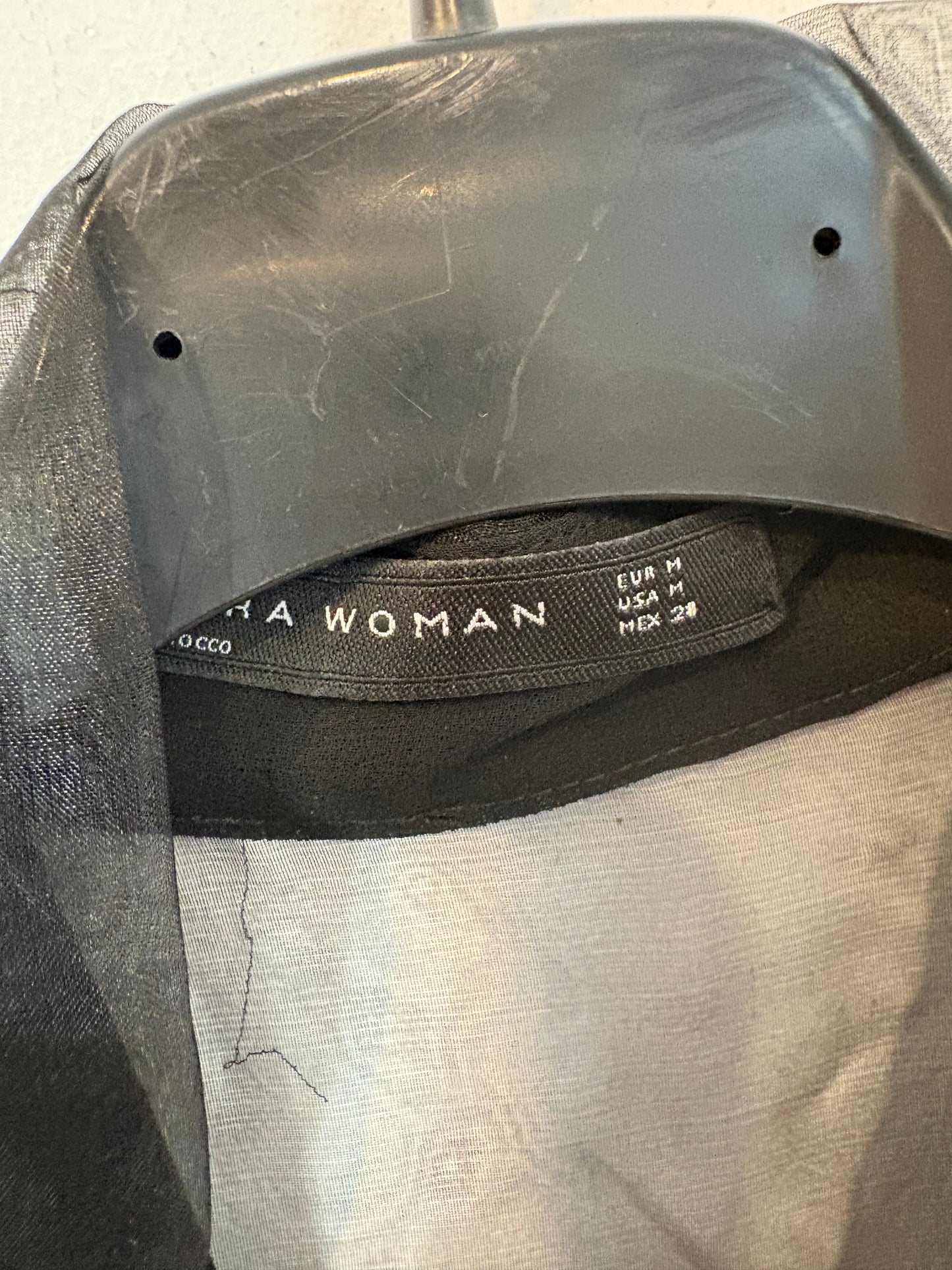 ZARA. Blusa negra organza