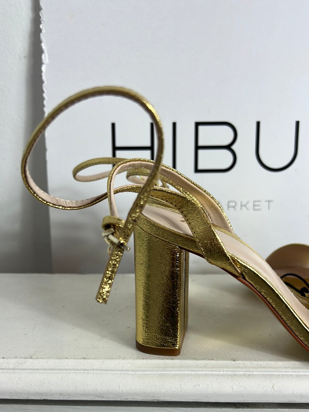 ZARA. Sandalias doradas tiras. T 38