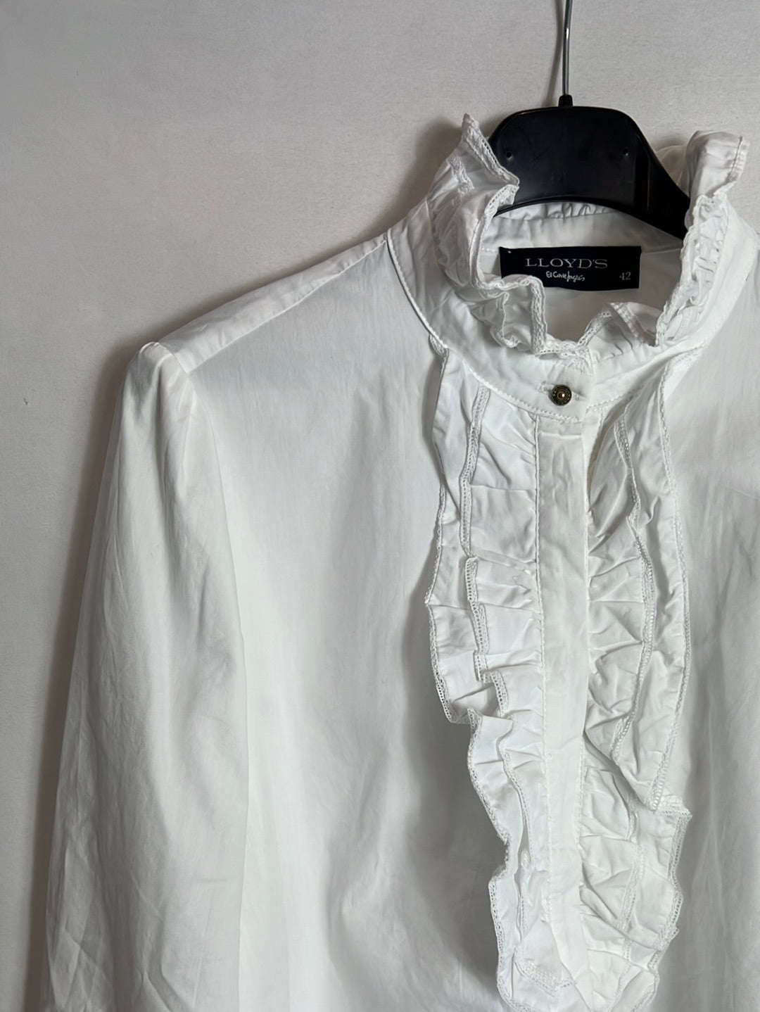 LLOYD’S. Blusa blanca volantes. T 42