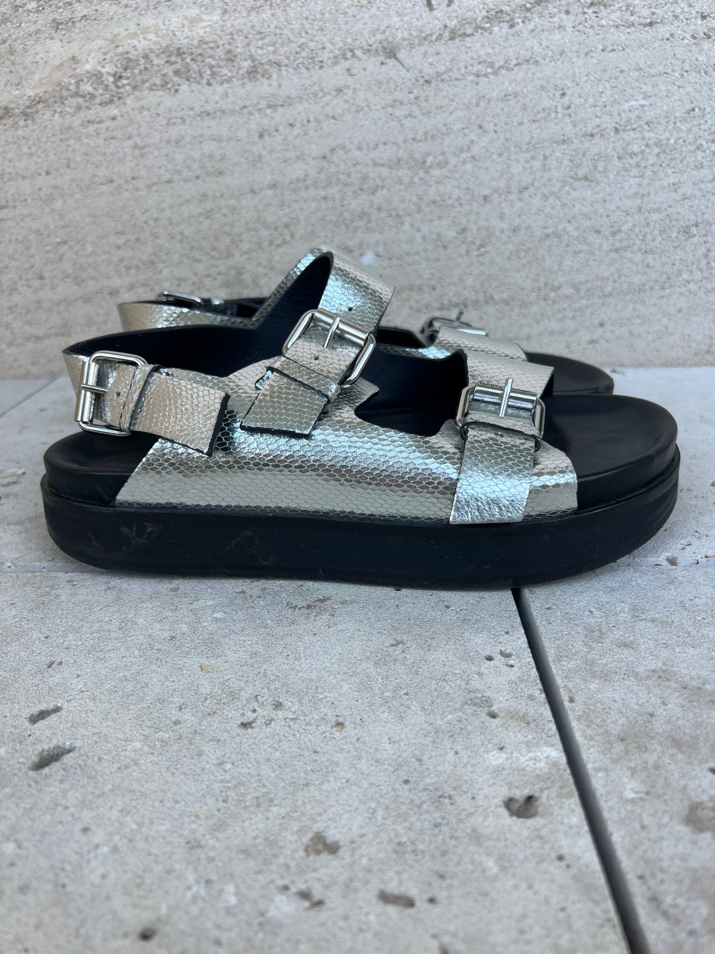 ISABEL MARANT. Sandalia hebillas plateada. T 39