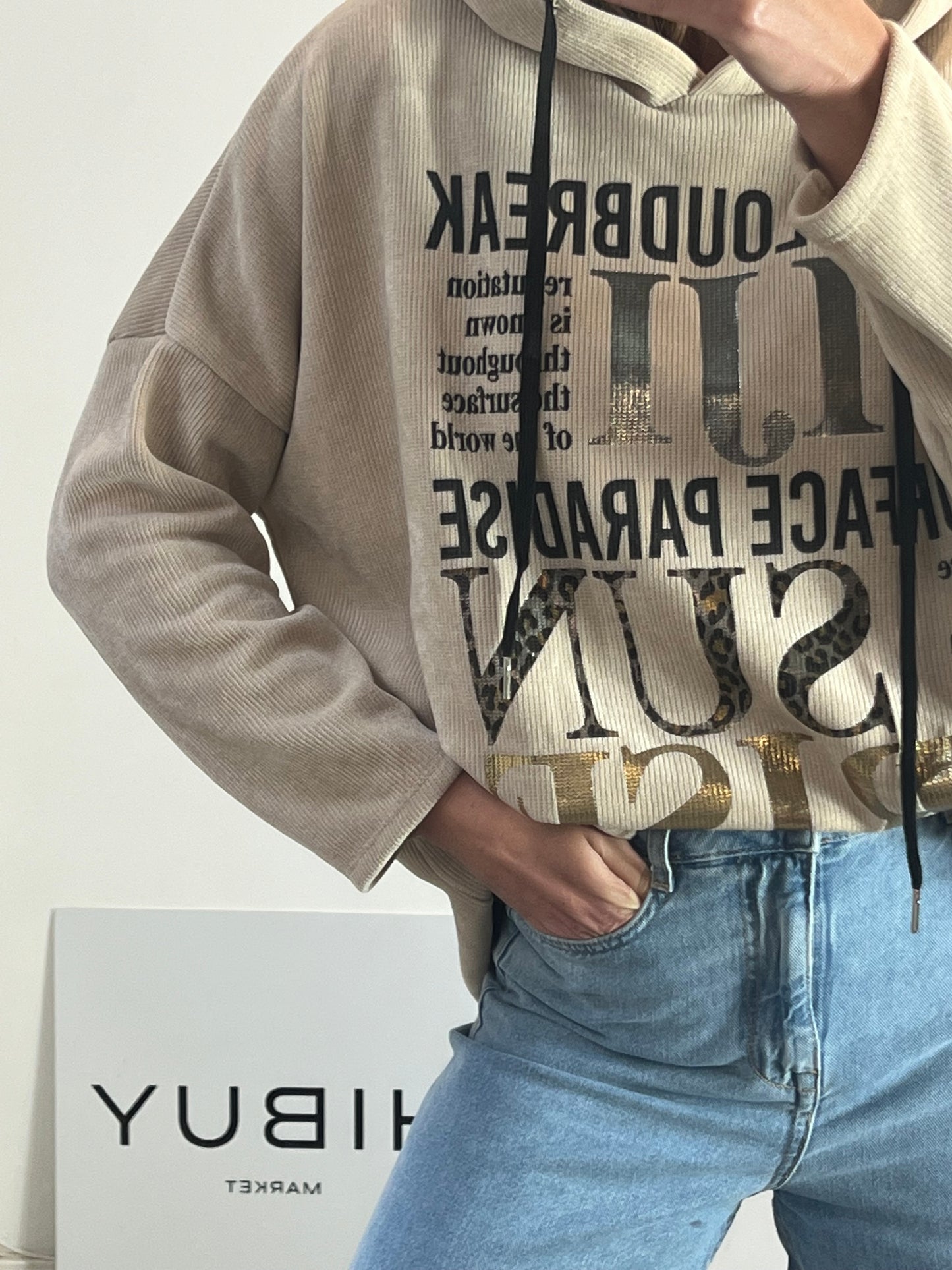 OTRAS. Sudadera beige letras T.L