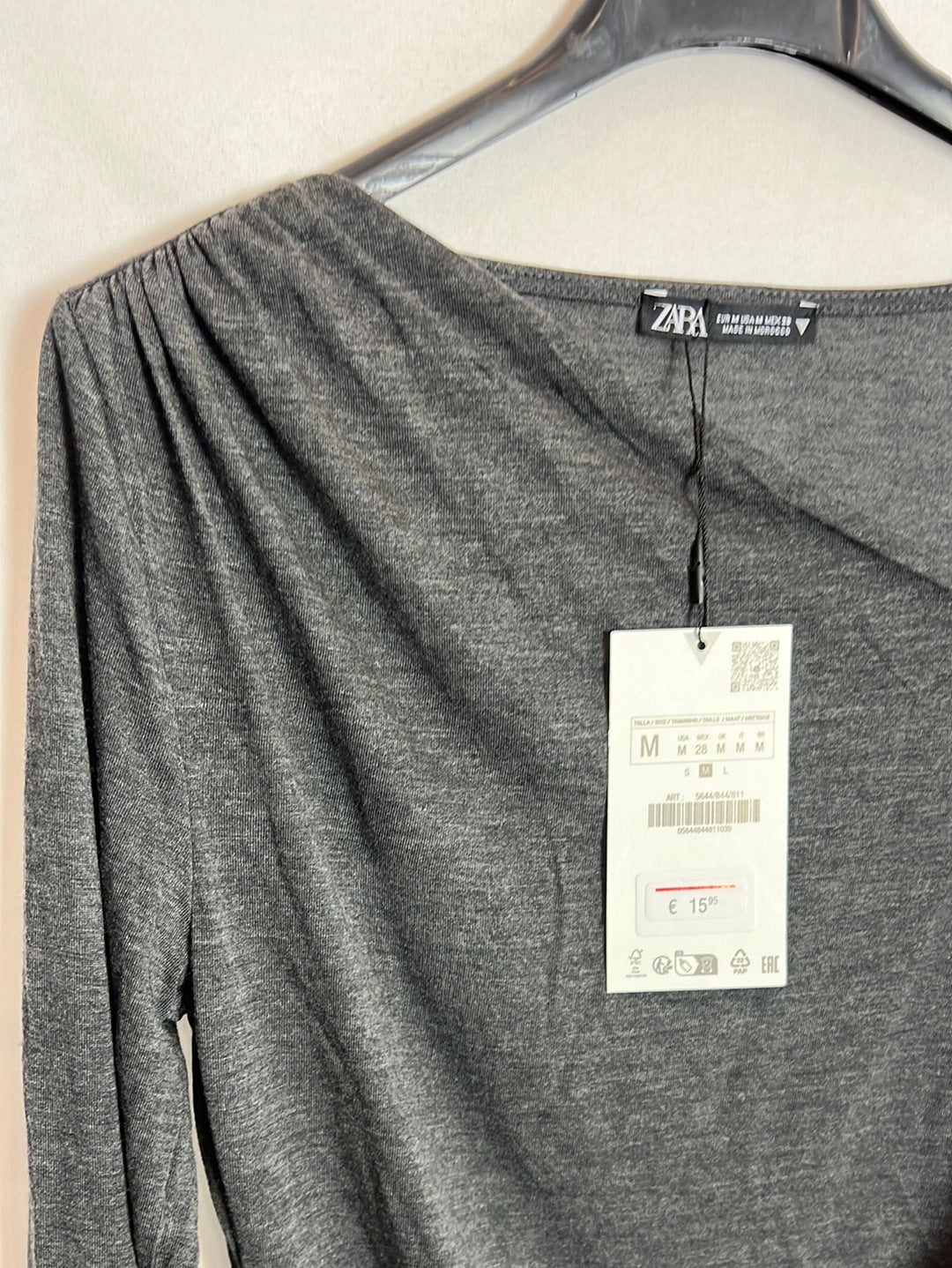 ZARA. Top gris asimétrico fruncido. T M