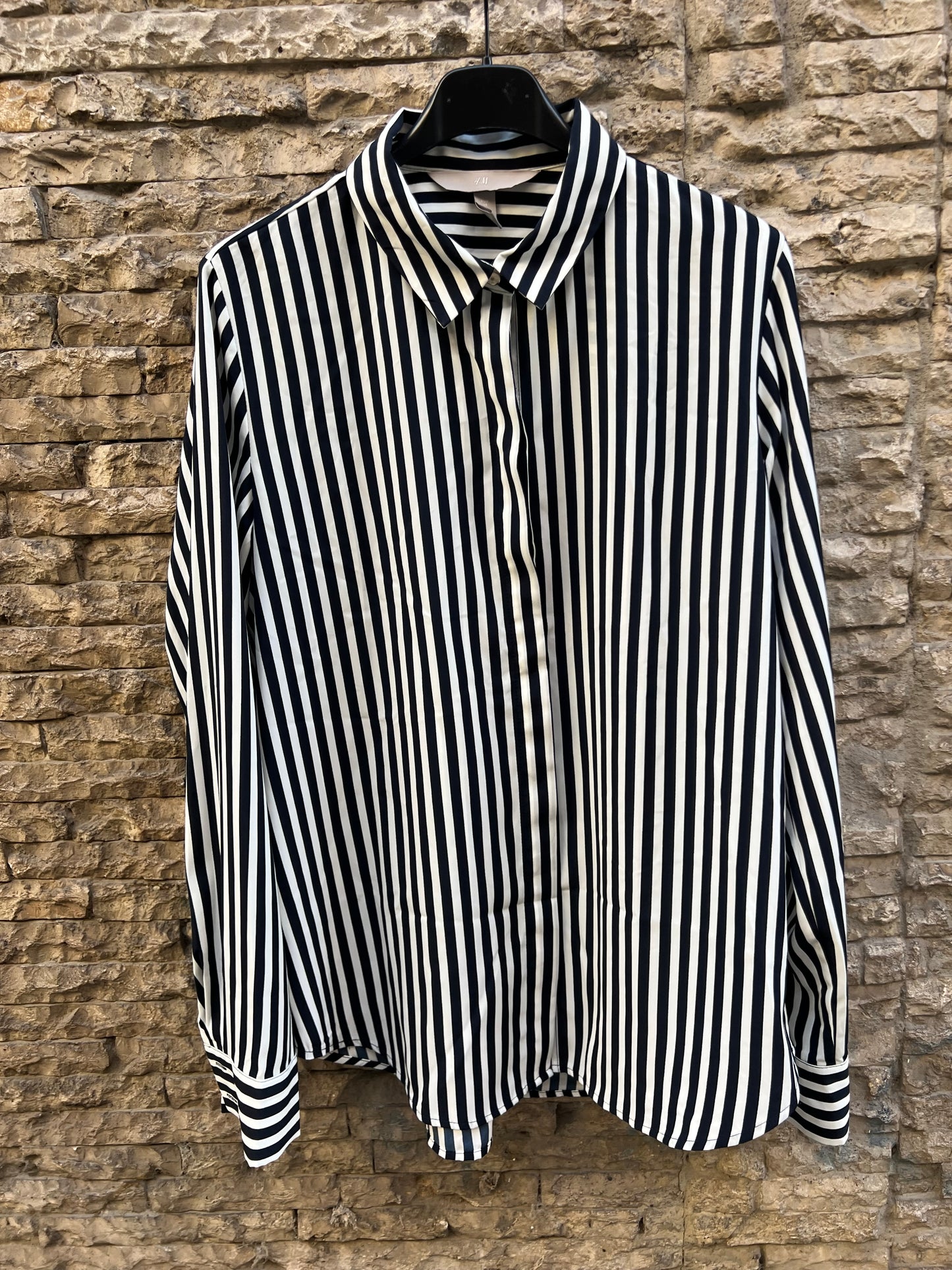 H&M. Blusa fluida rayas blancas y negras. T 38