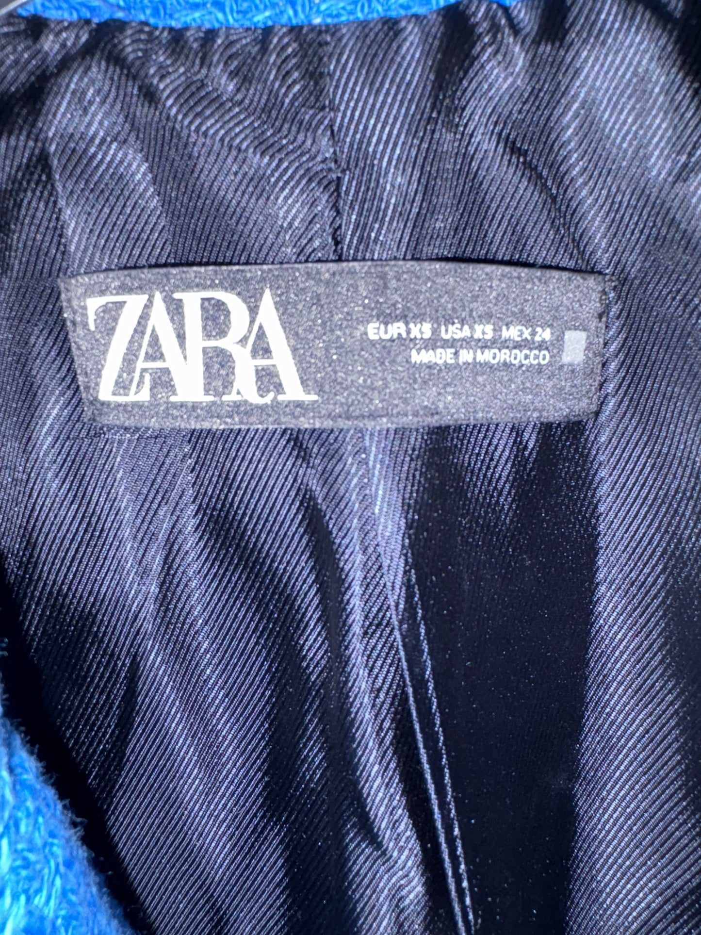 ZARA. Blazer larga tweed botones joya