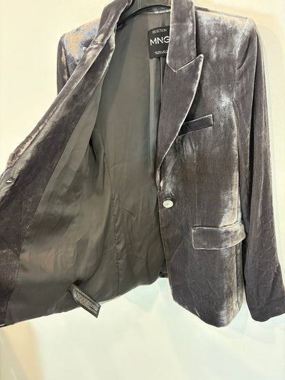 MANGO. Traje de chaqueta terciopelo gris