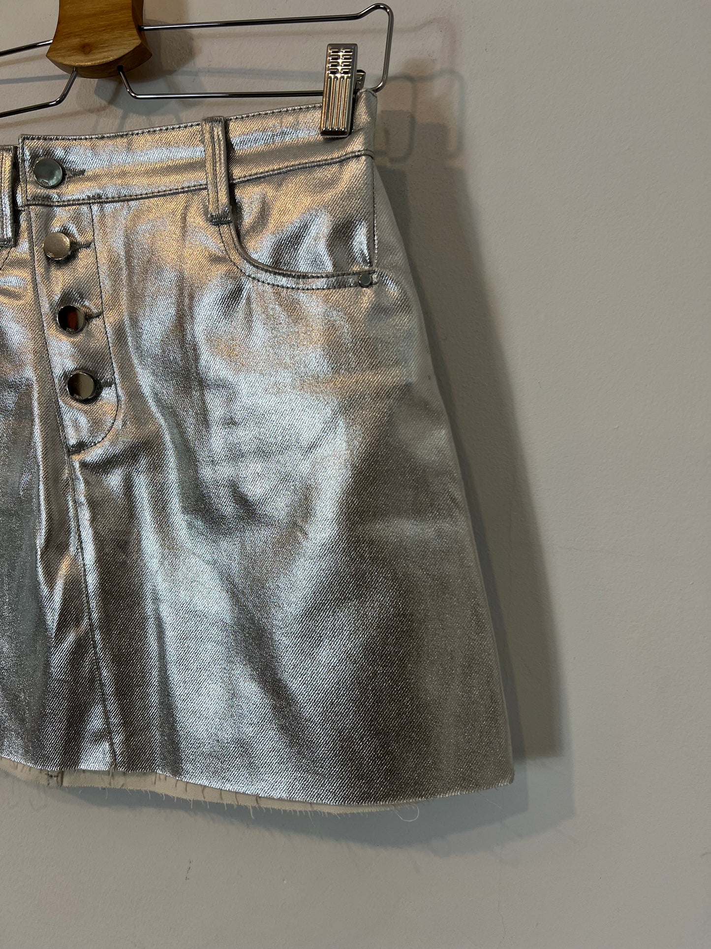 ZARA. Falda corta plateada T.s