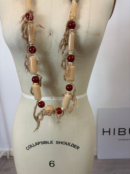 OTRAS. Collar largo flecos