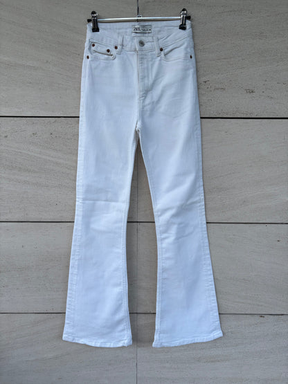 ZARA. Denim blanco acampanado
