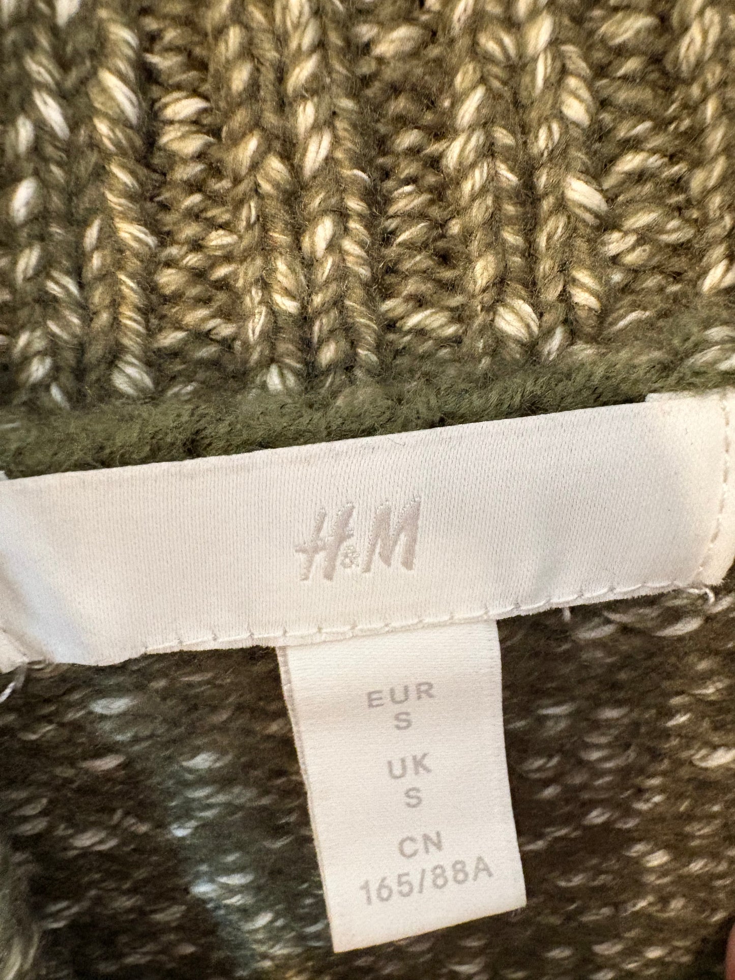 H&M. Jersey verde cuello alto