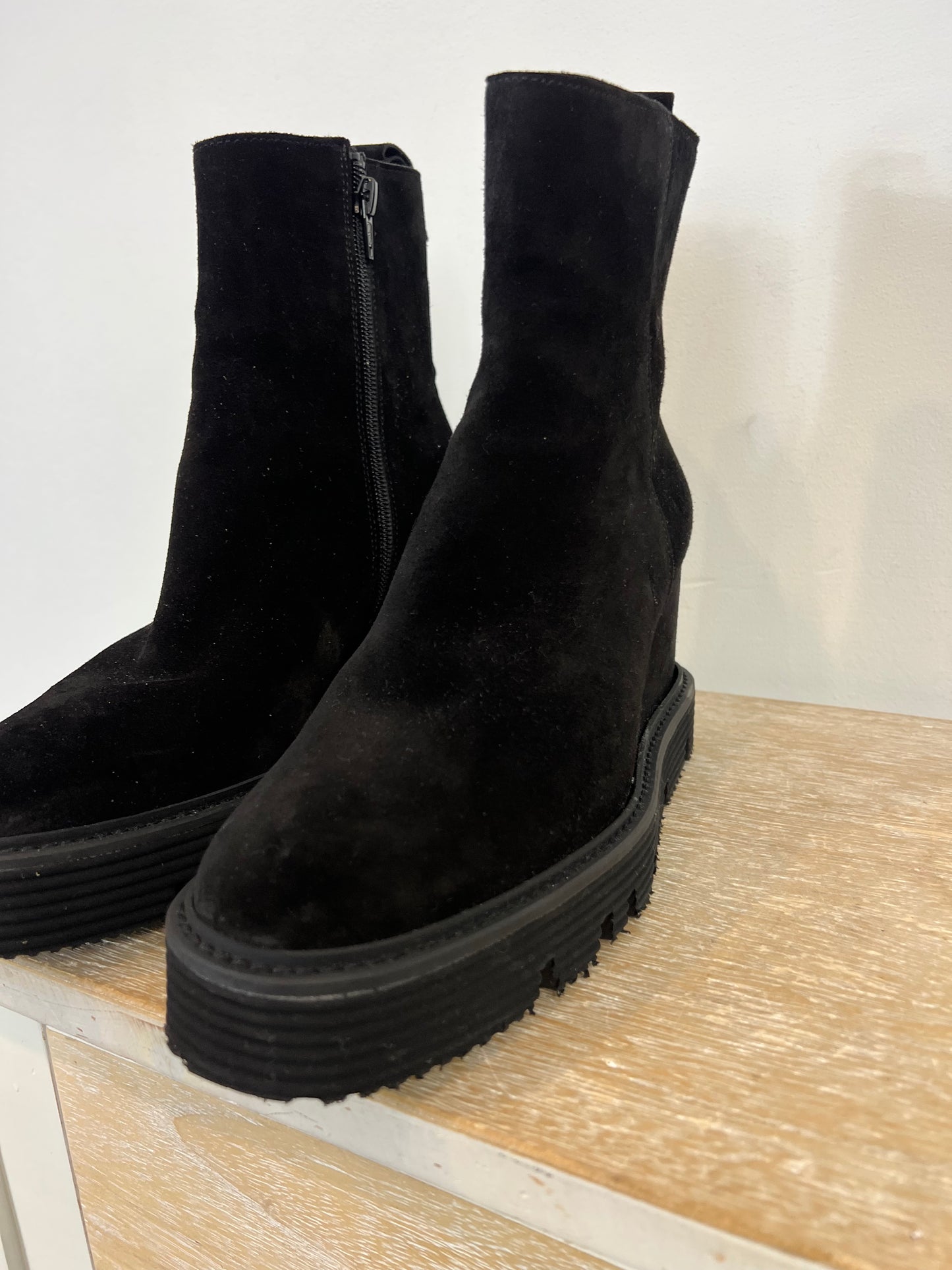 ALPE. Botas negras piel cuña. T.38