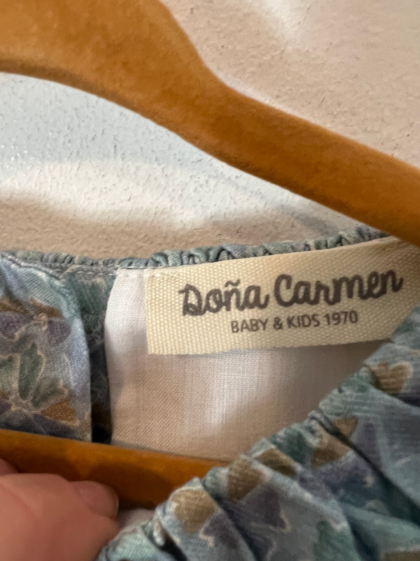 DOÑA CARMEN. Vestido estampado fondo azul claro. T 8 años