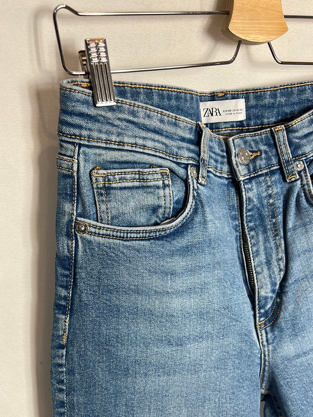 ZARA. Slightly flared cropped denim. T 40