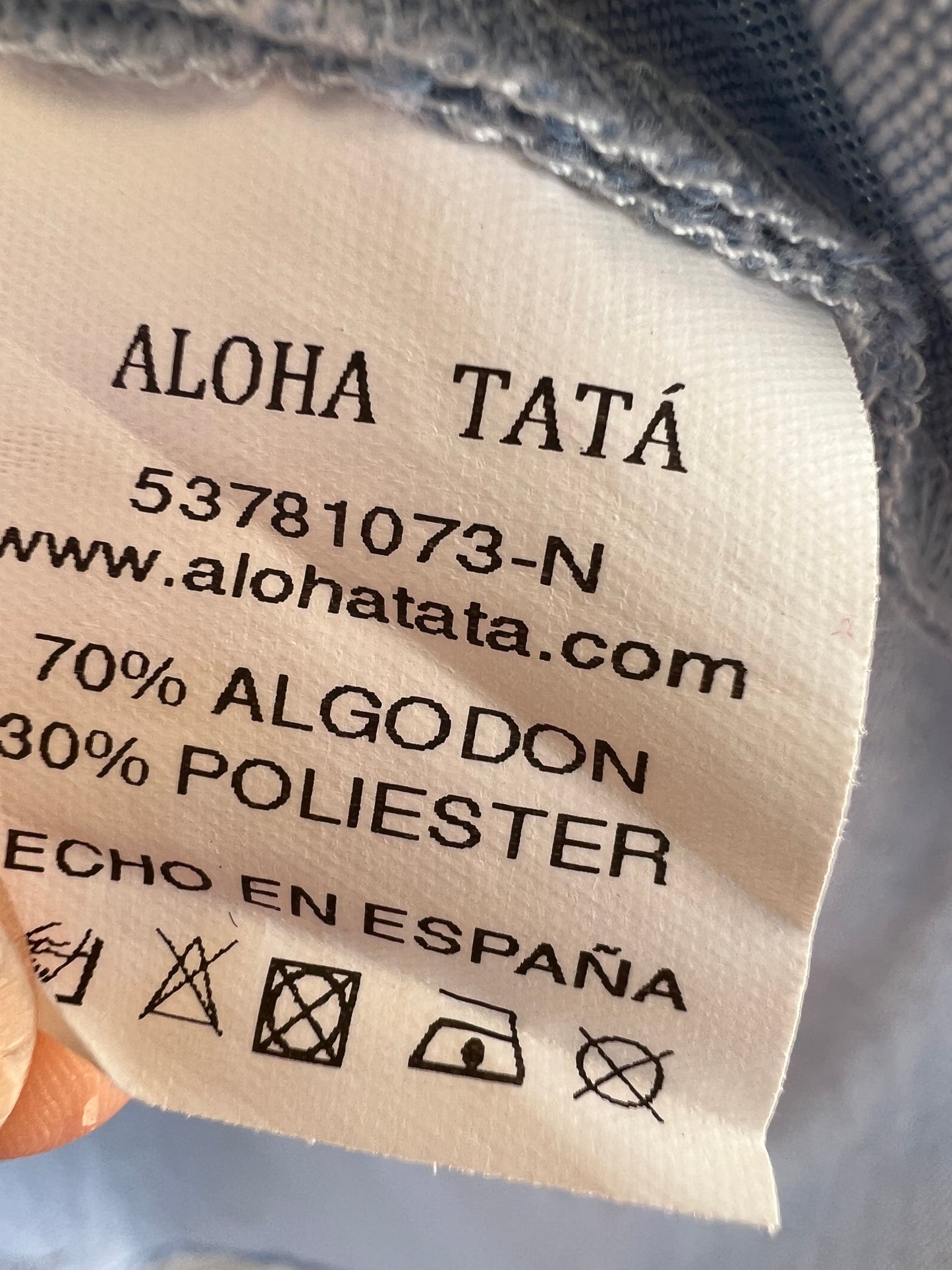 ALOHA TATA. Light denim blouse with flower detail. TM