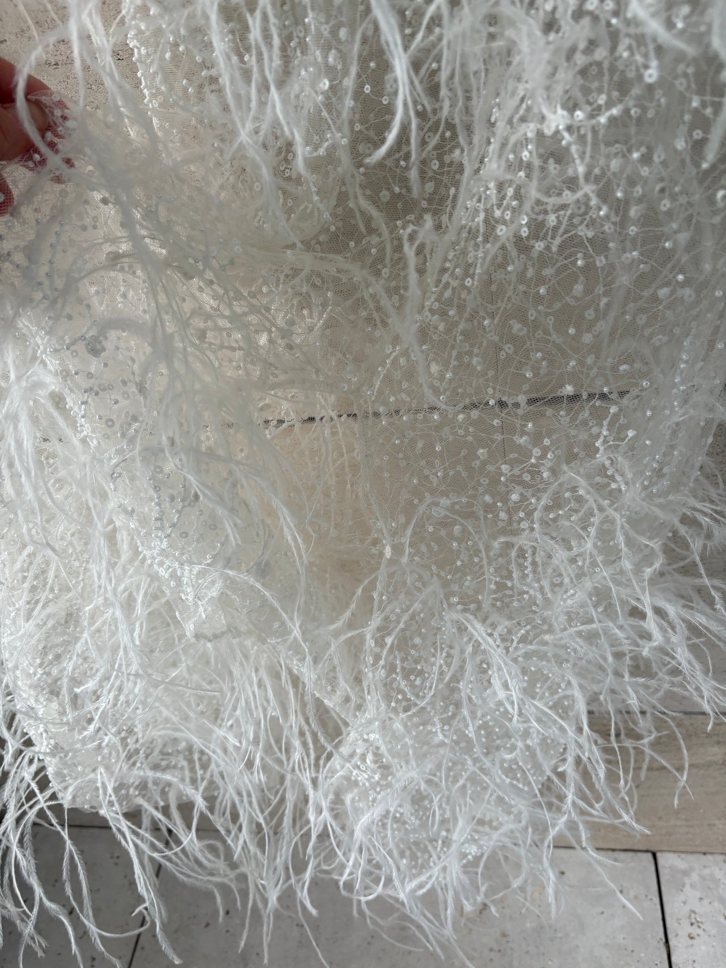 ALICIA RUEDA. Vestido plumas