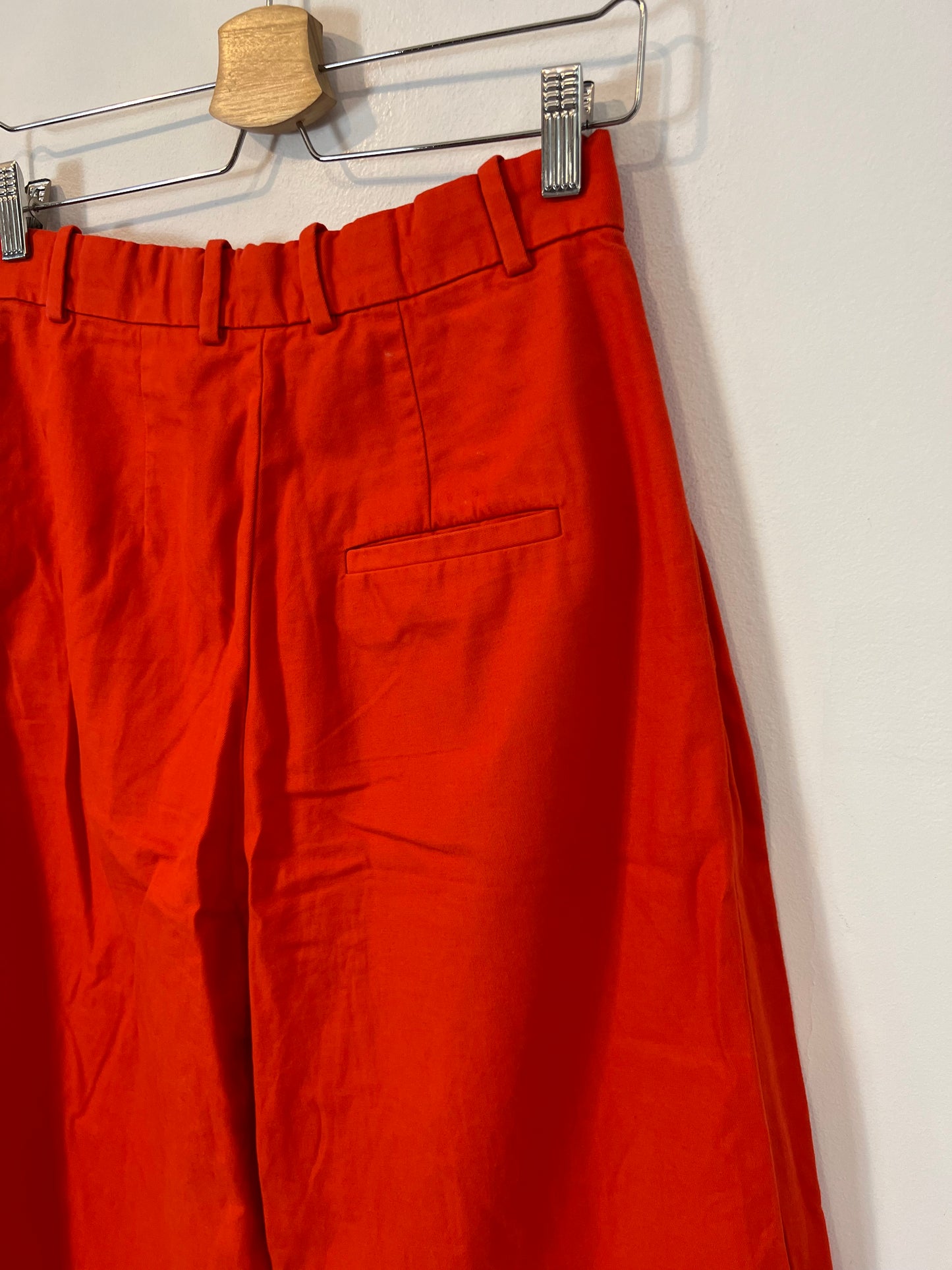 COS. Red pleated trousers S.34