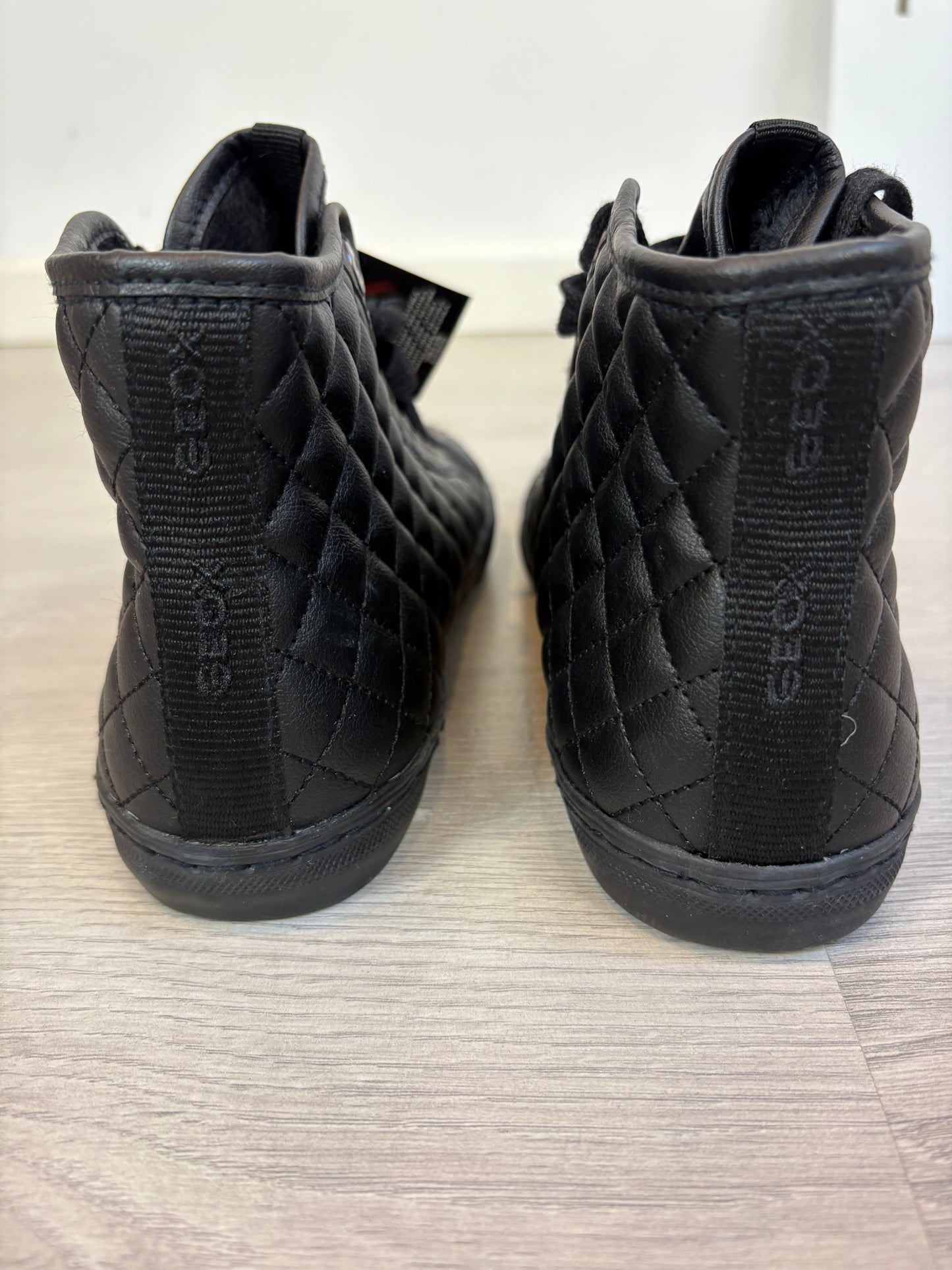 GEOX. Botines textura con tachuelas