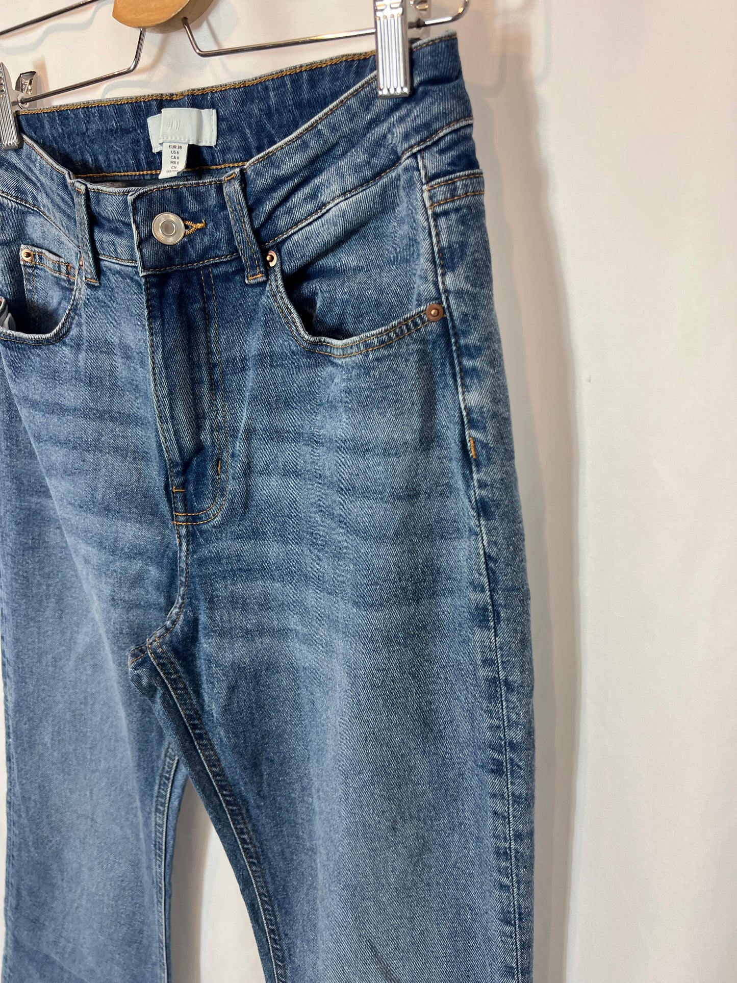 H&M.Pantalón campana claro  T.38