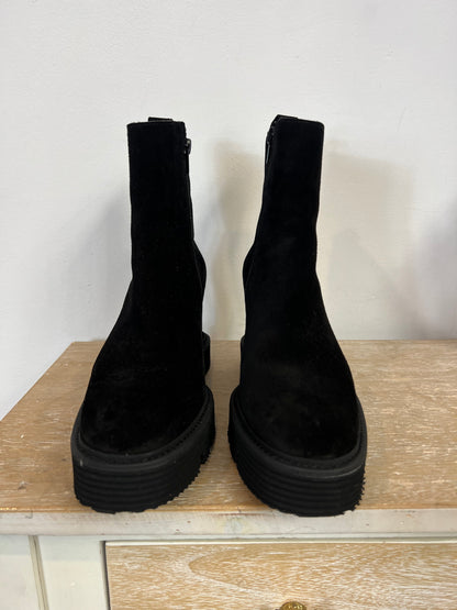 ALPE. Botas negras piel cuña. T.38