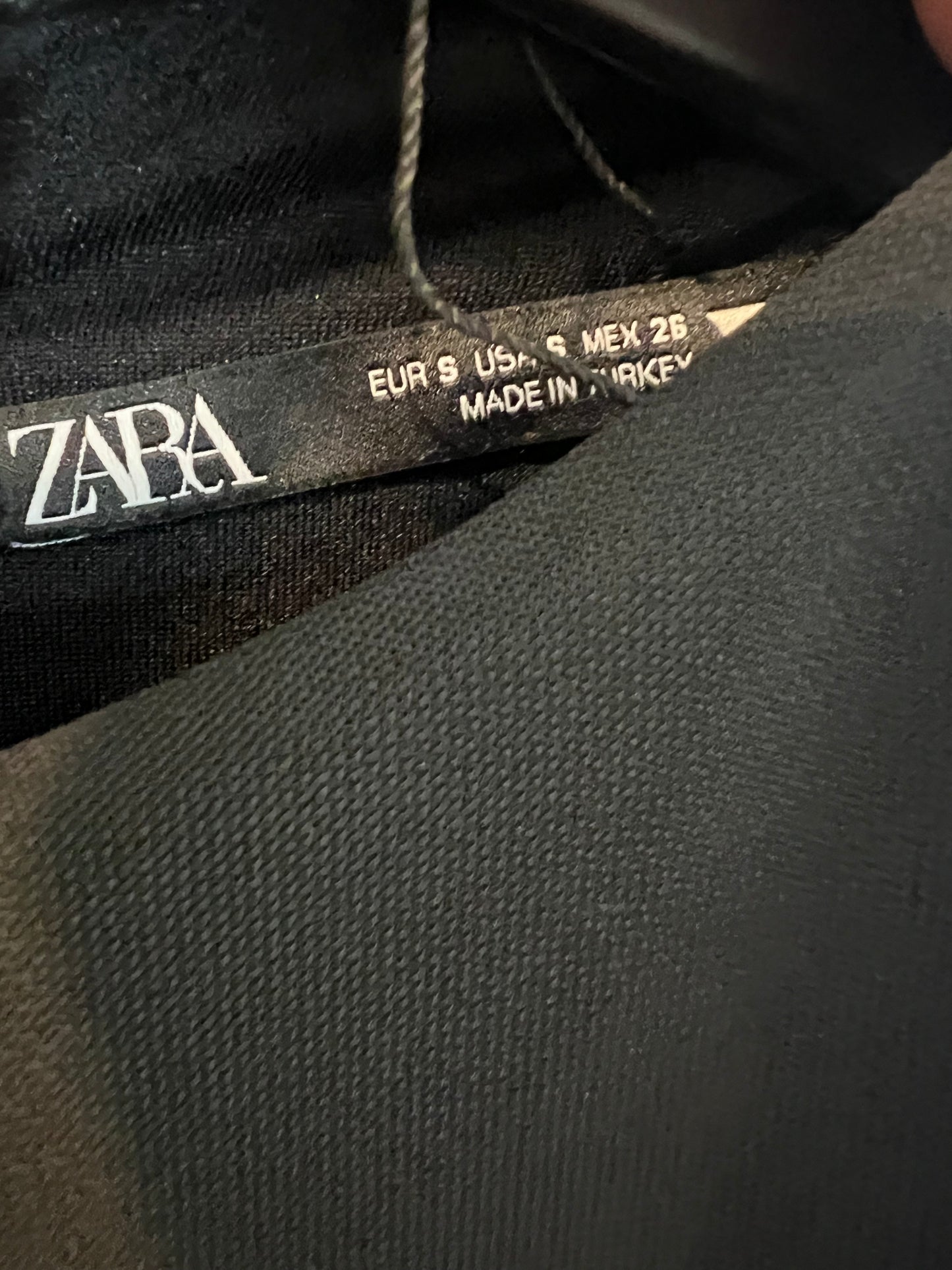 ZARA. Vestido negro corto fruncido. T S