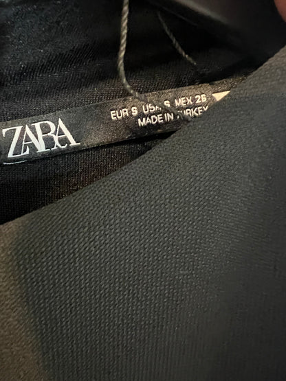 ZARA. Vestido negro corto fruncido. T S