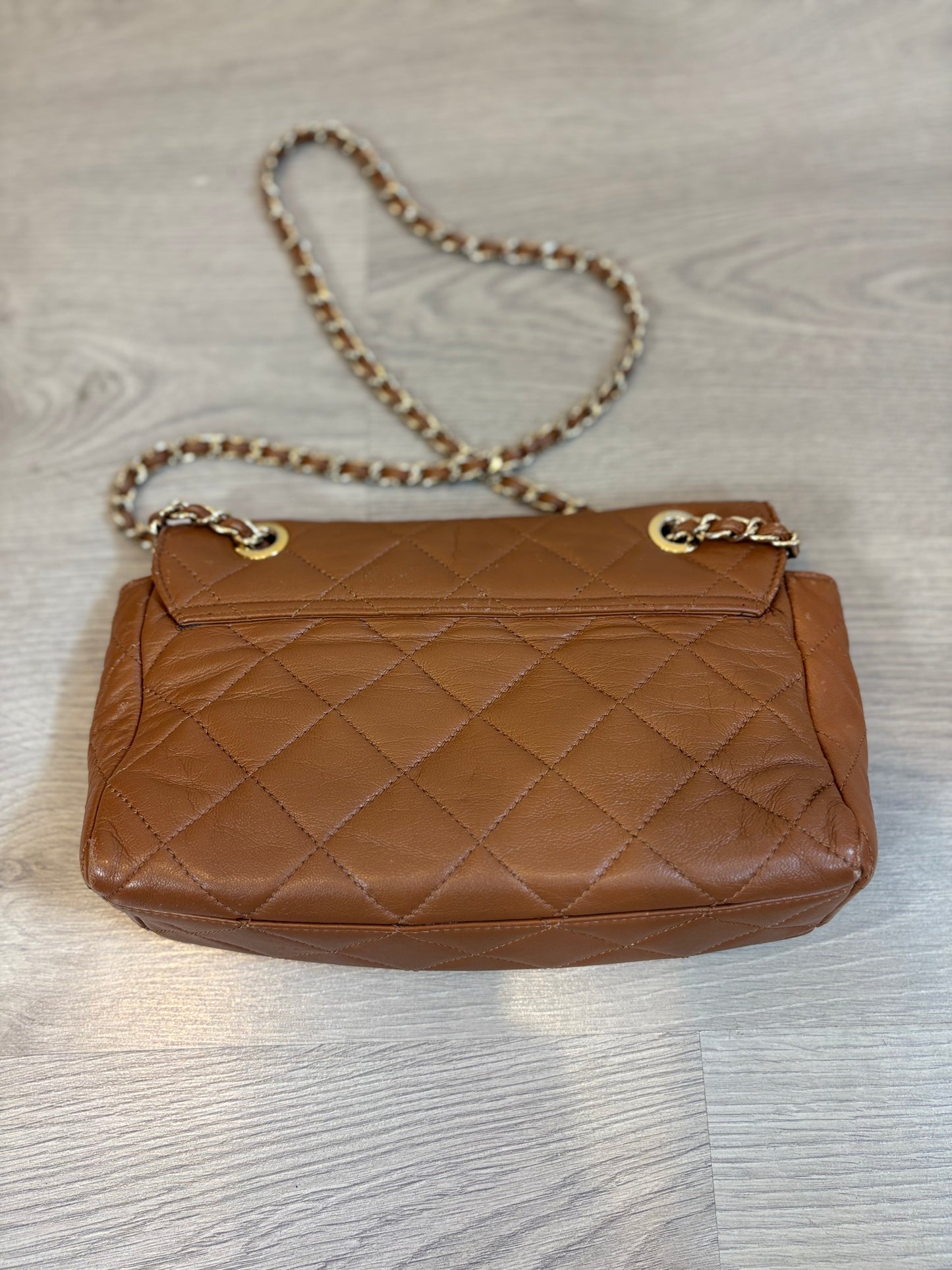 PARIS 64. Bolso piel camel asa larga