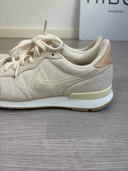 NIKE. Zapatillas beige piel