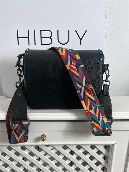 OTRAS. Bolso tachuelas y asa étnica. (Tara)