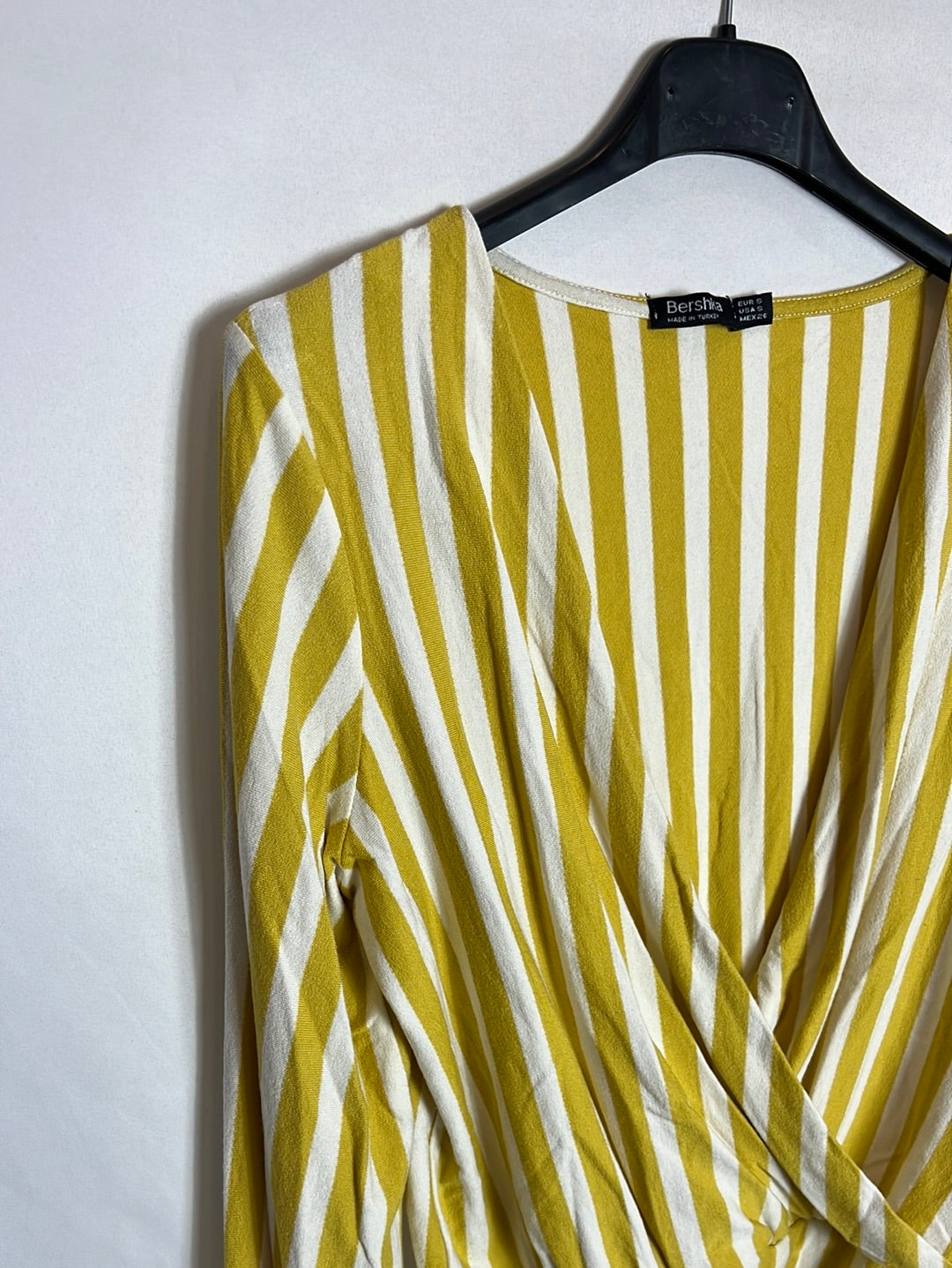 BERSHKA. Top cruzado rayas T.s