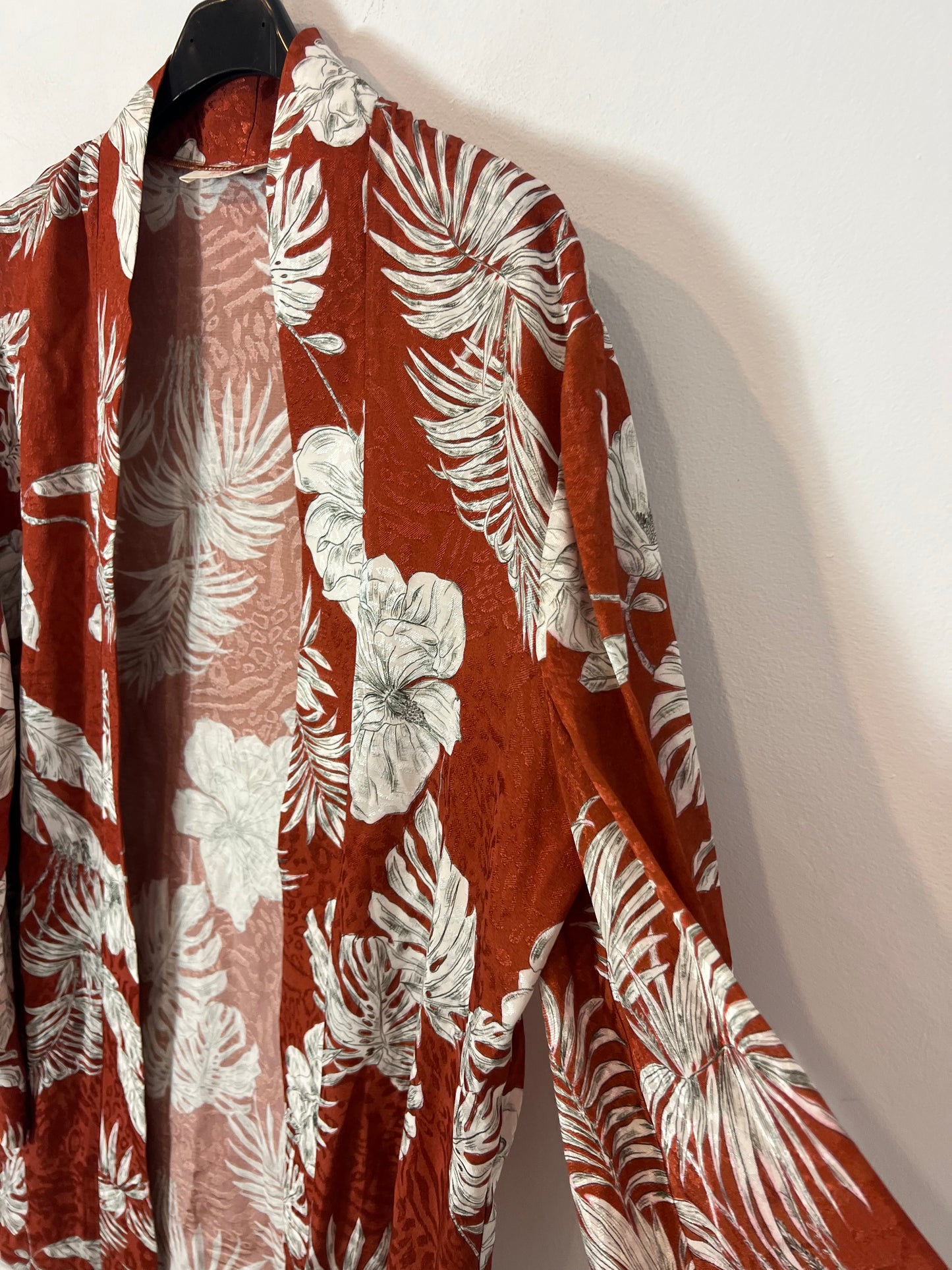 WHITE&amp;ONE. Tile flower kimono Tu(M)
