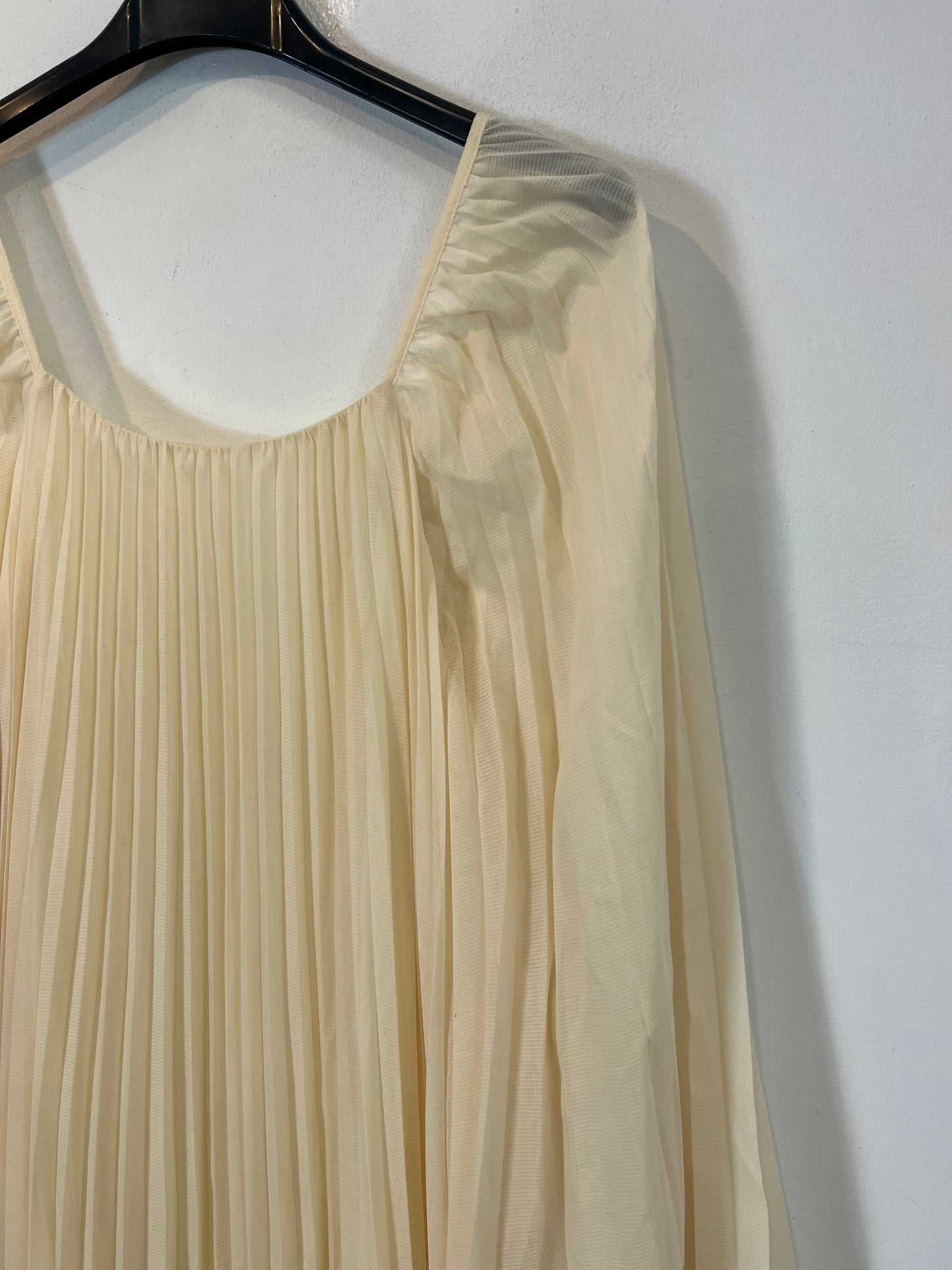 SÉZANE. Vestido plisado beige. T 34