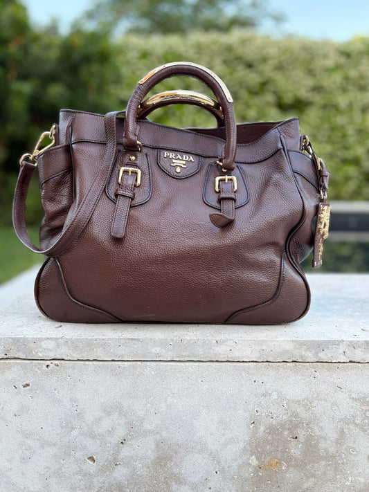 PRADA. Bolso marrón Vitello de piel granulada