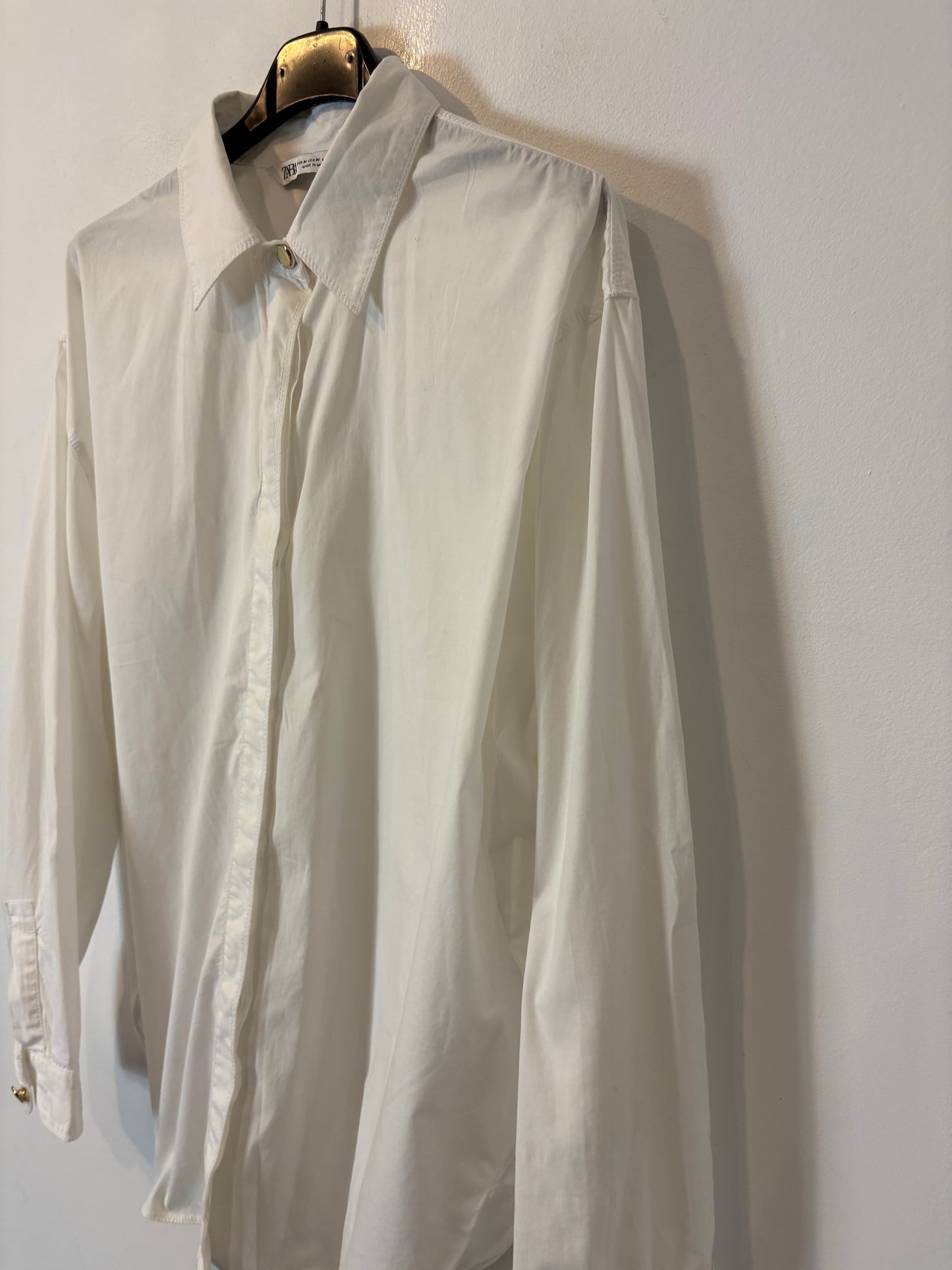 ZARA. Camisa blanca detalle botón