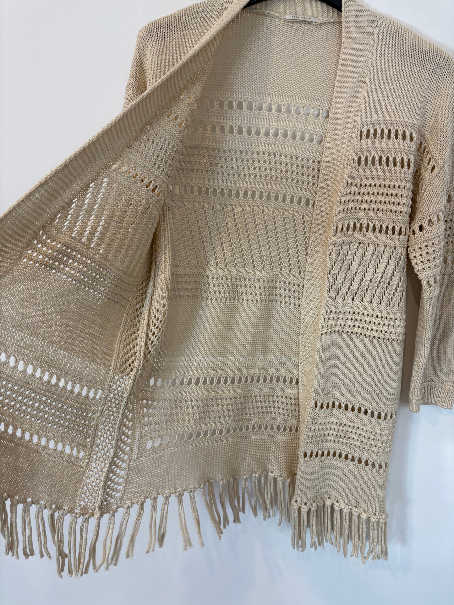 IKKS. Chaqueta calada beige flecos