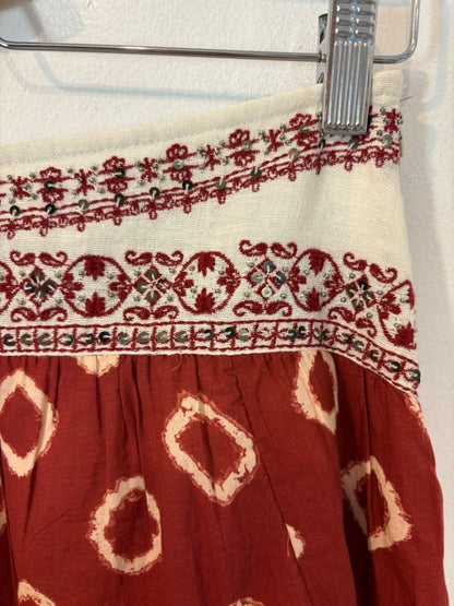 INTROPIA. Conjunto chaleco y falda detalles