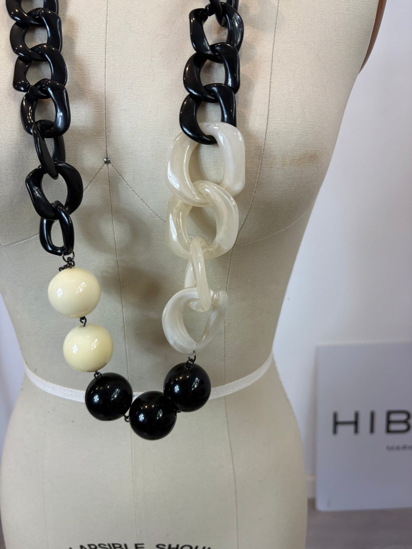 BIMBA Y LOLA. Collar largo bicolor formas