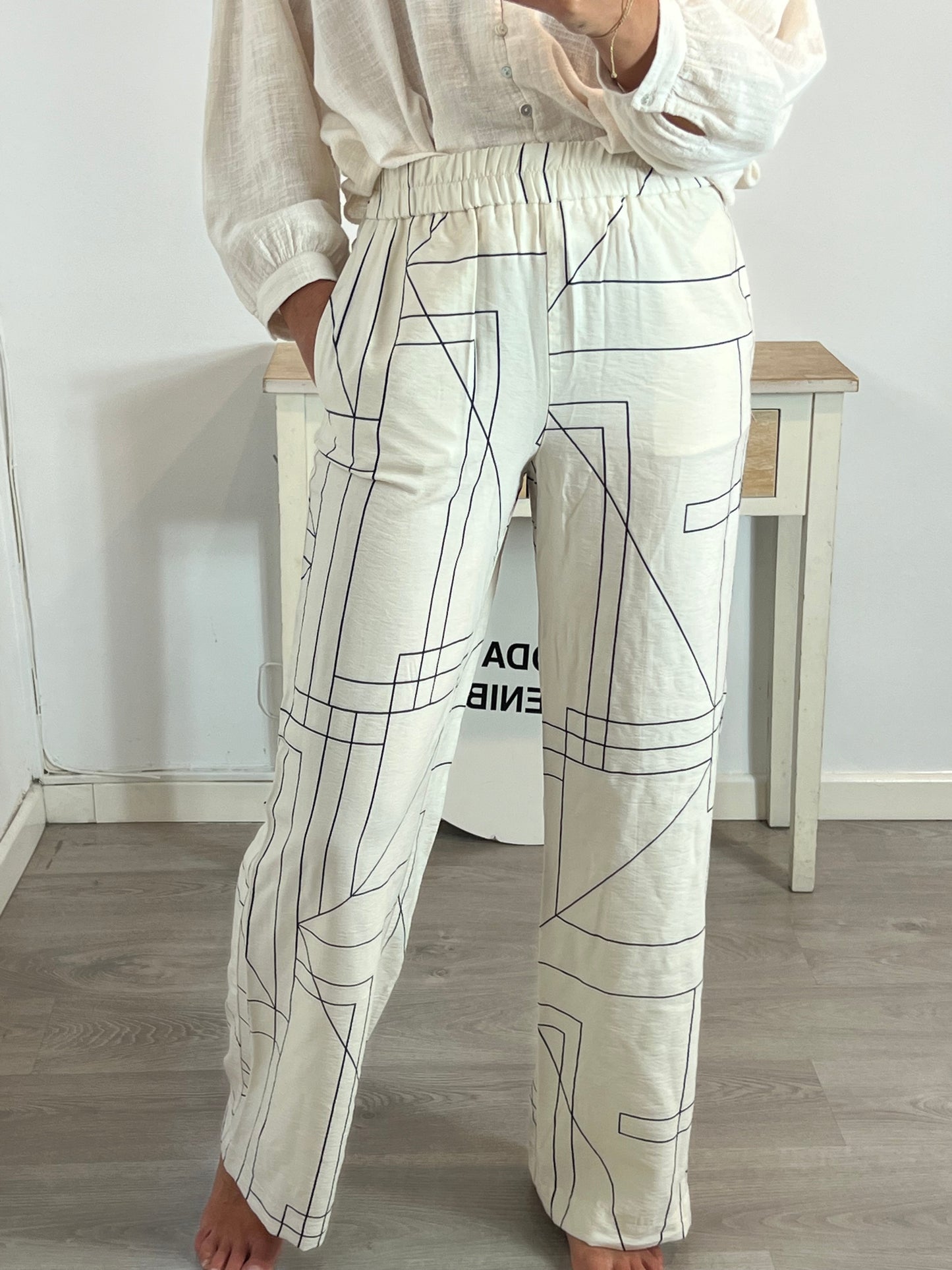 ZARA. Pantalón fluido beige estampado geométrico . T S