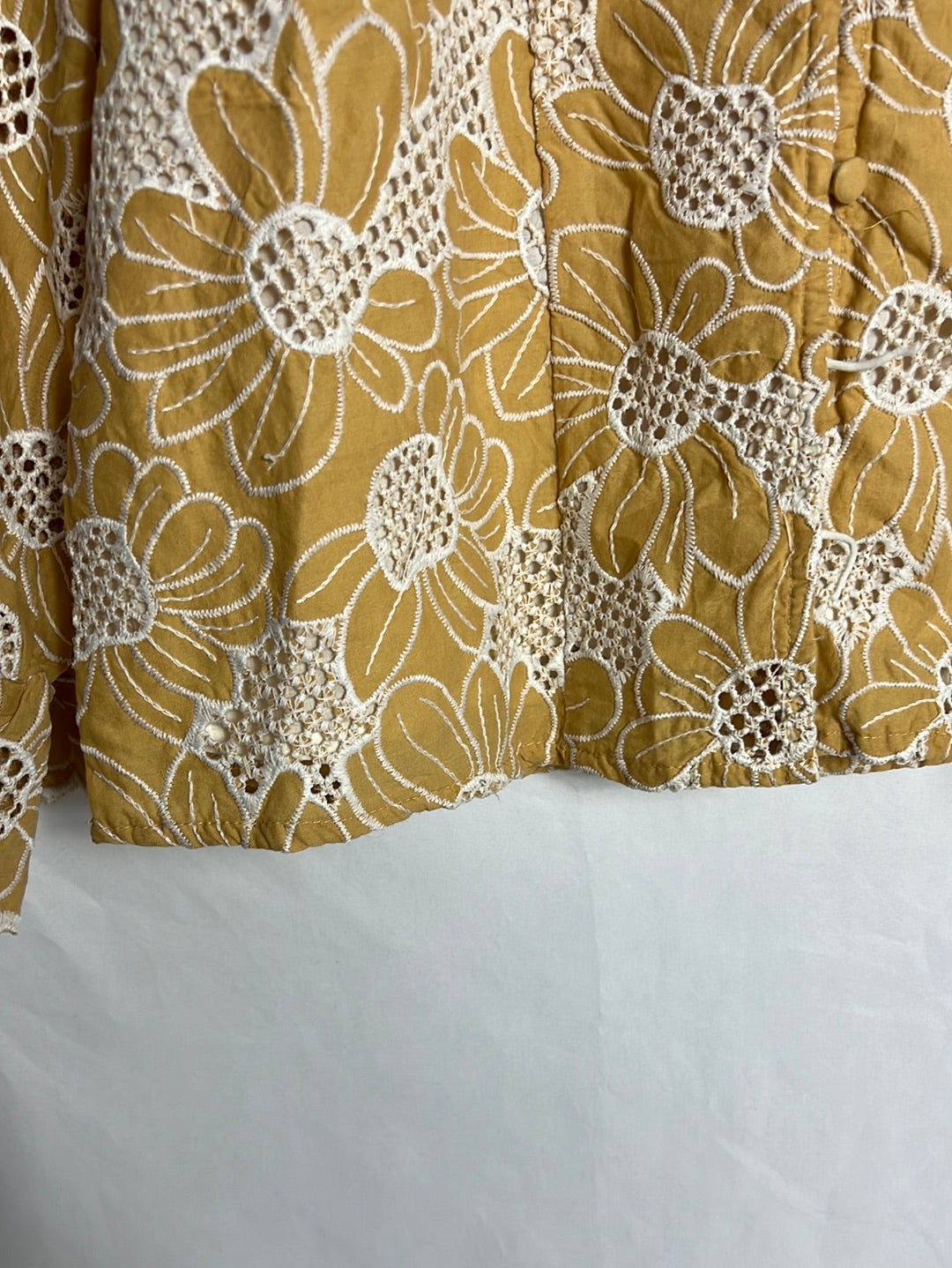 Y.A.S. Blusa mostaza claro bordados. T S(Tara)