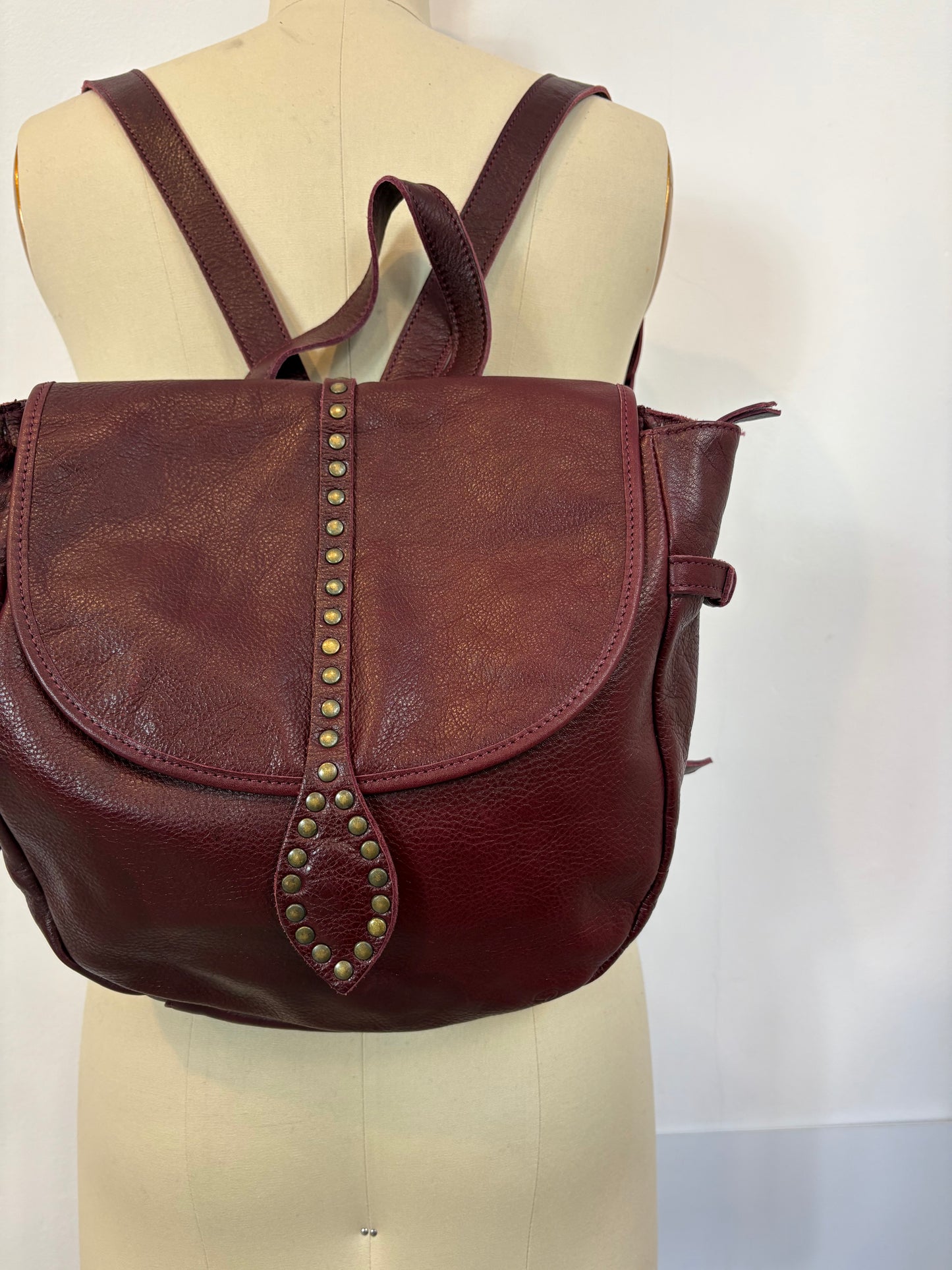 MICUIR. Mochila tachas burdeos