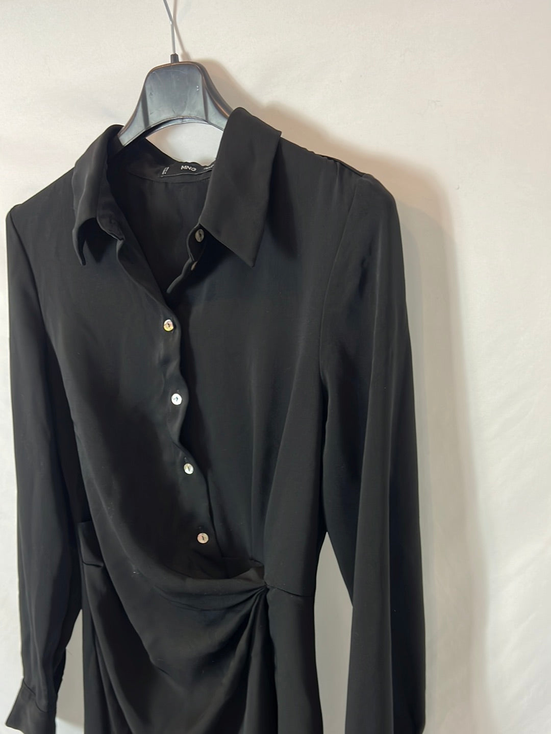 MANGO. Vestido negro corto fruncido. T M