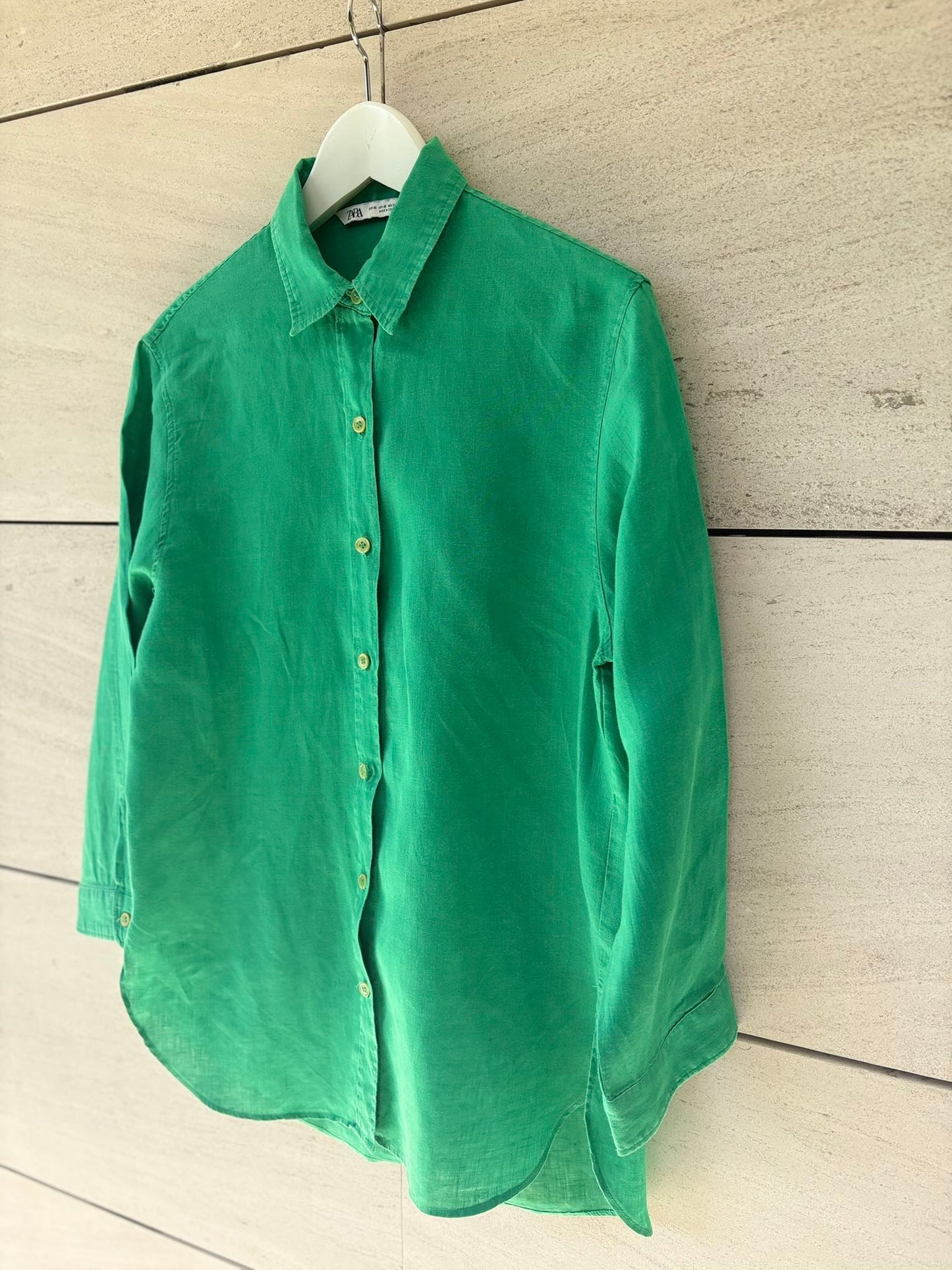 ZARA. Camisa lino verde