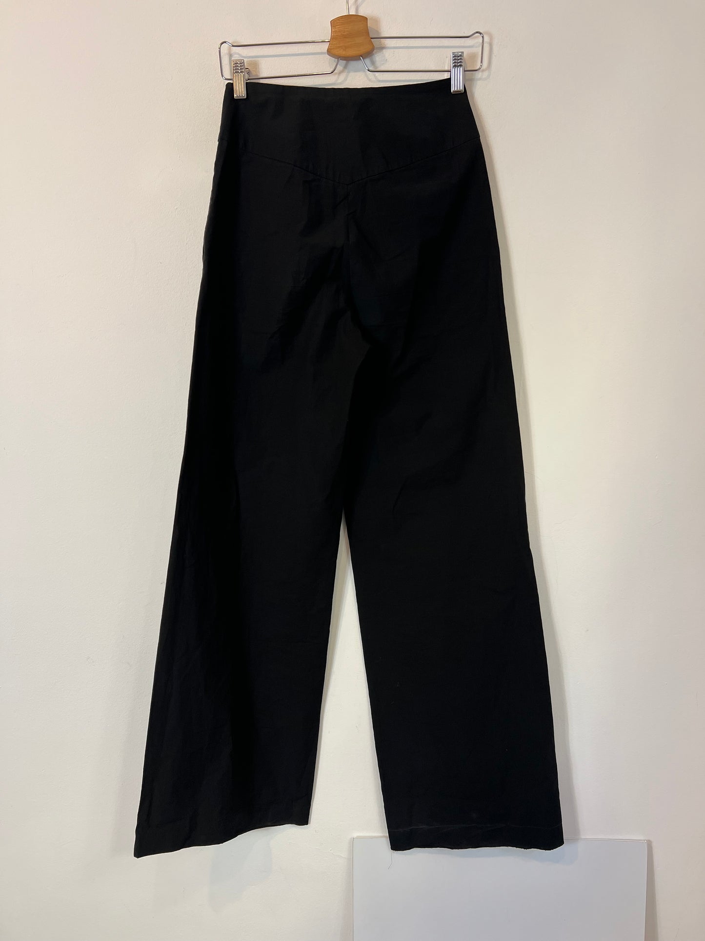 MASSIMO DUTTI. Pantalón negro pata ancha