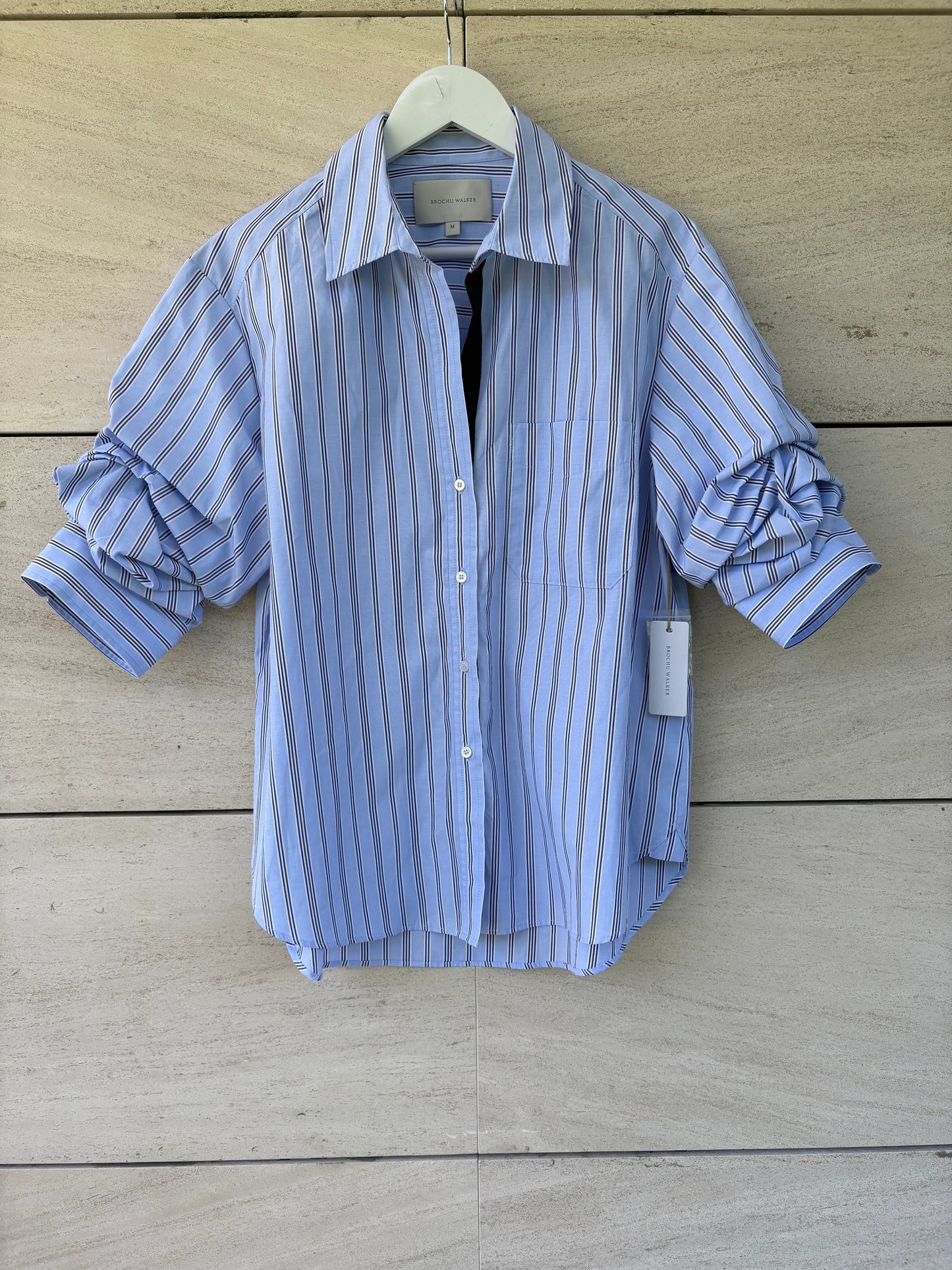 BROCHU WALKER. Camisa de rayas con detalle mangas