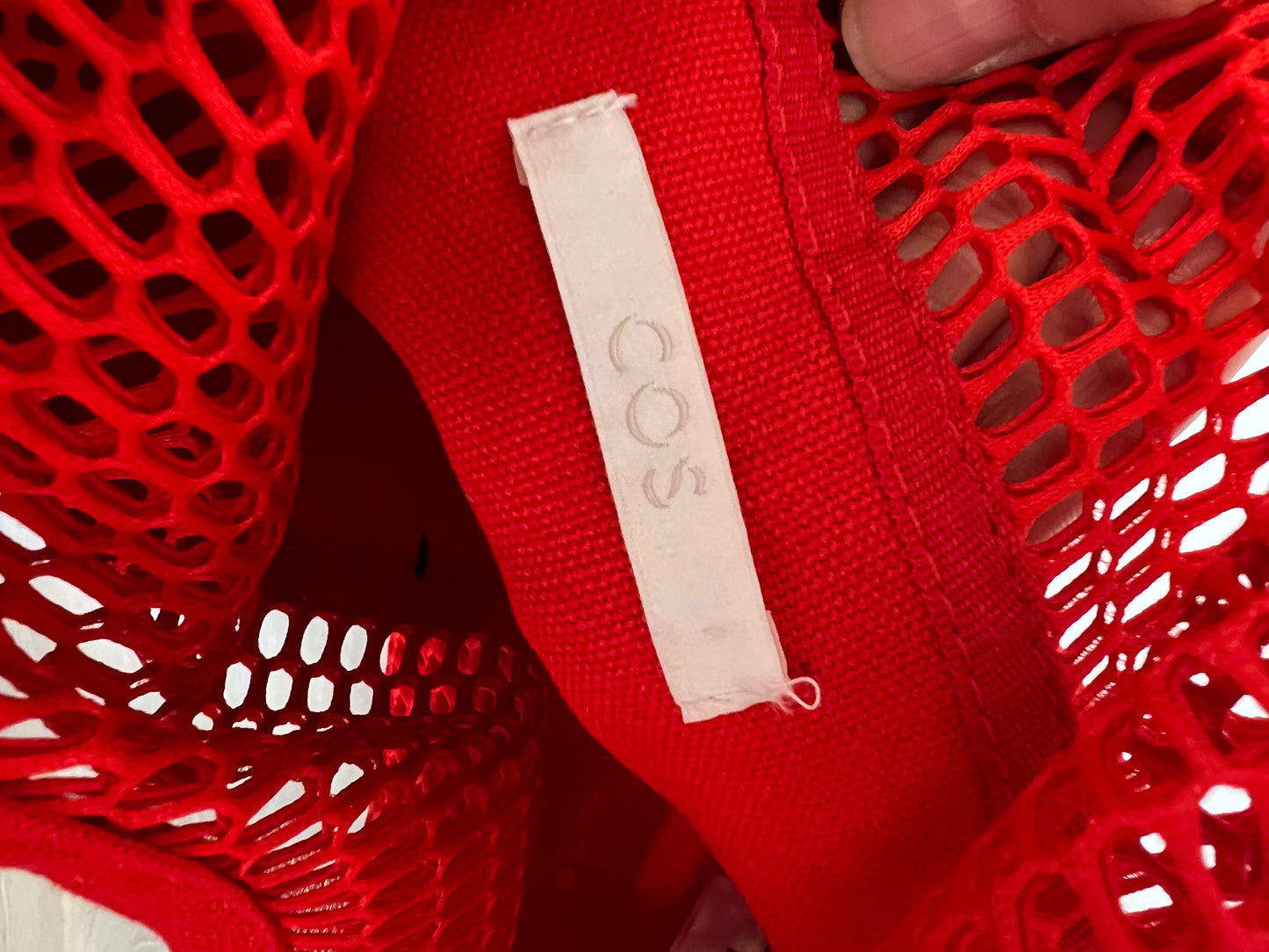 COS. Bolso rojo rejilla