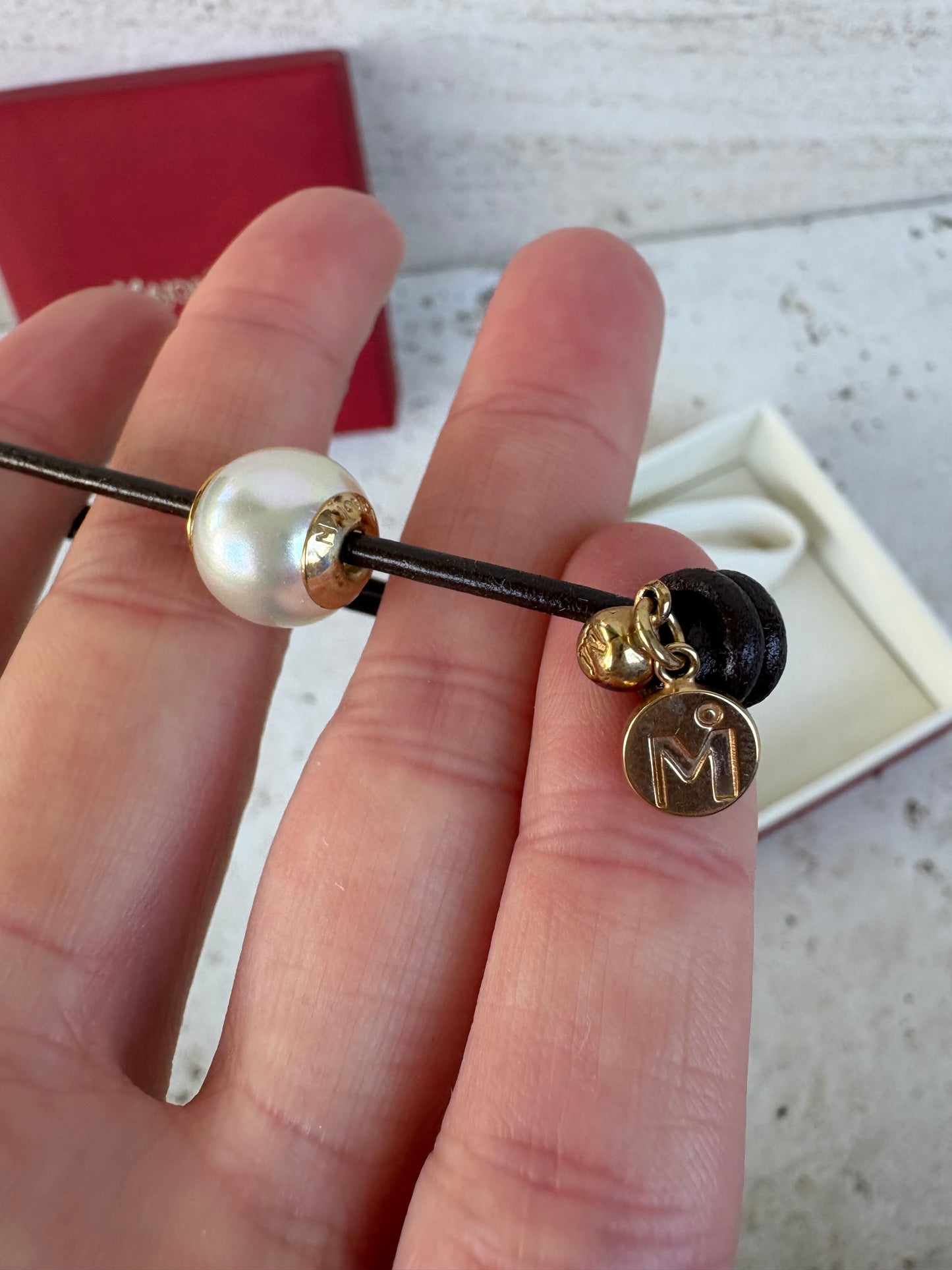 MAJORICA. Pulsera cuero perla