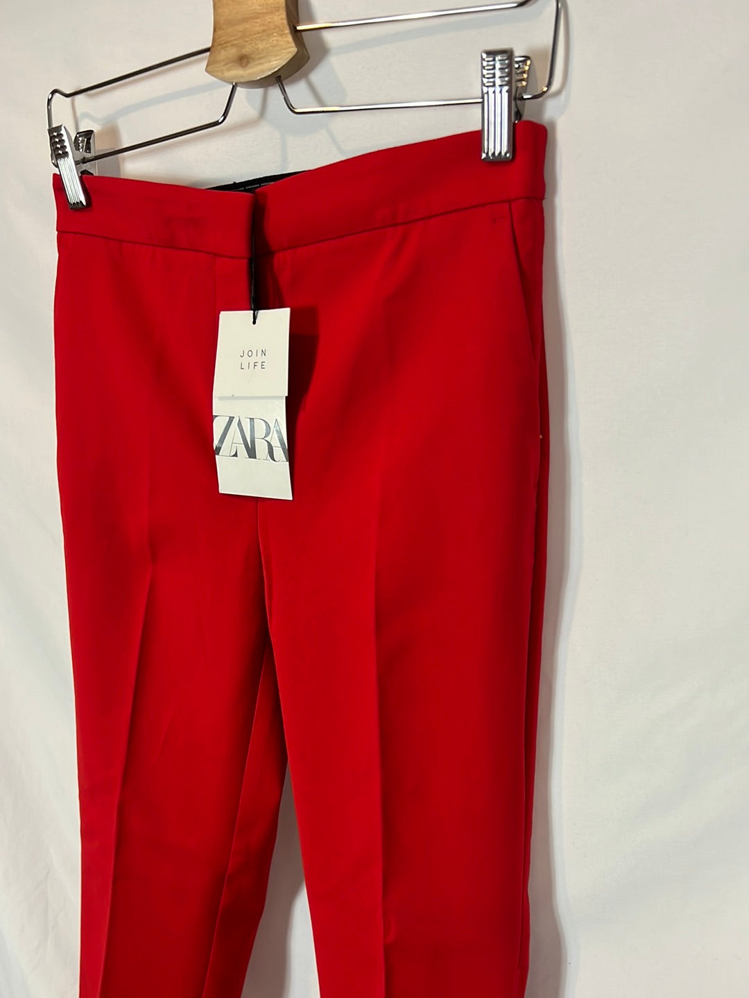 ZARA. Red trousers with pleats and waist detail. TM