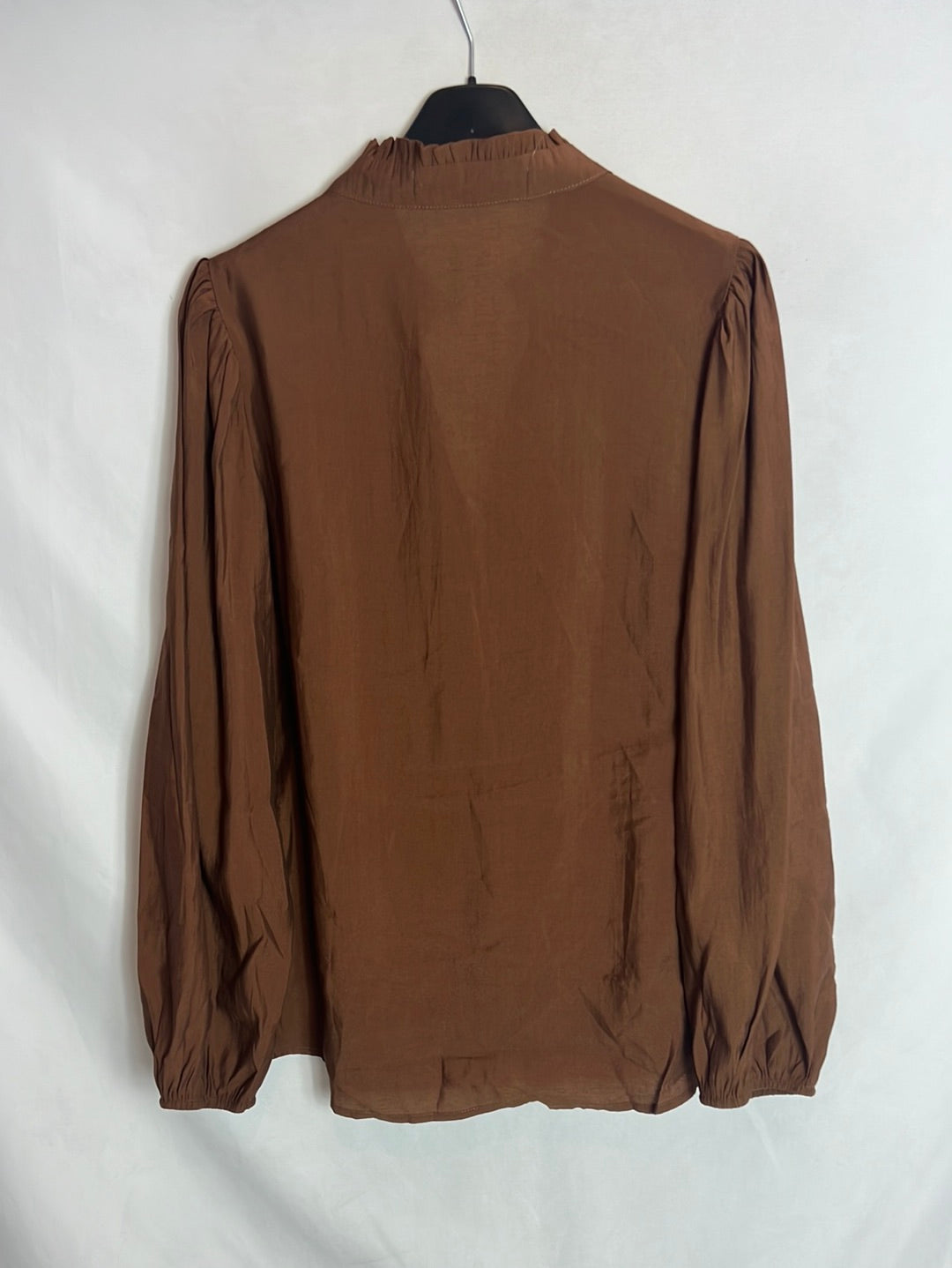 PEQUEÑA MOMA. Blusa marrón fluida cuello volante. T S