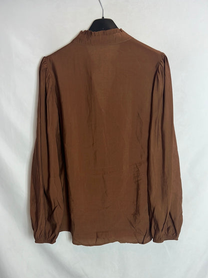 PEQUEÑA MOMA. Blusa marrón fluida cuello volante. T S