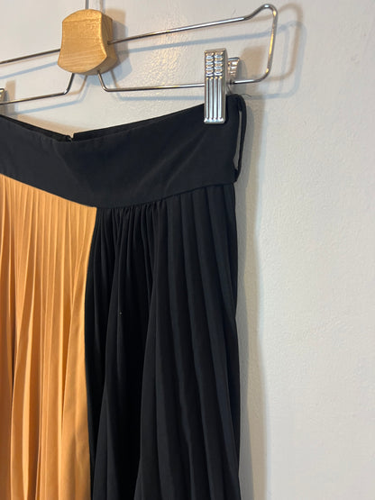 SFERA. Two-tone asymmetrical pleated skirt. T.S.