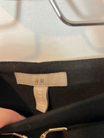 H&M. Pantalón negro pinza detalle cintura. T 34